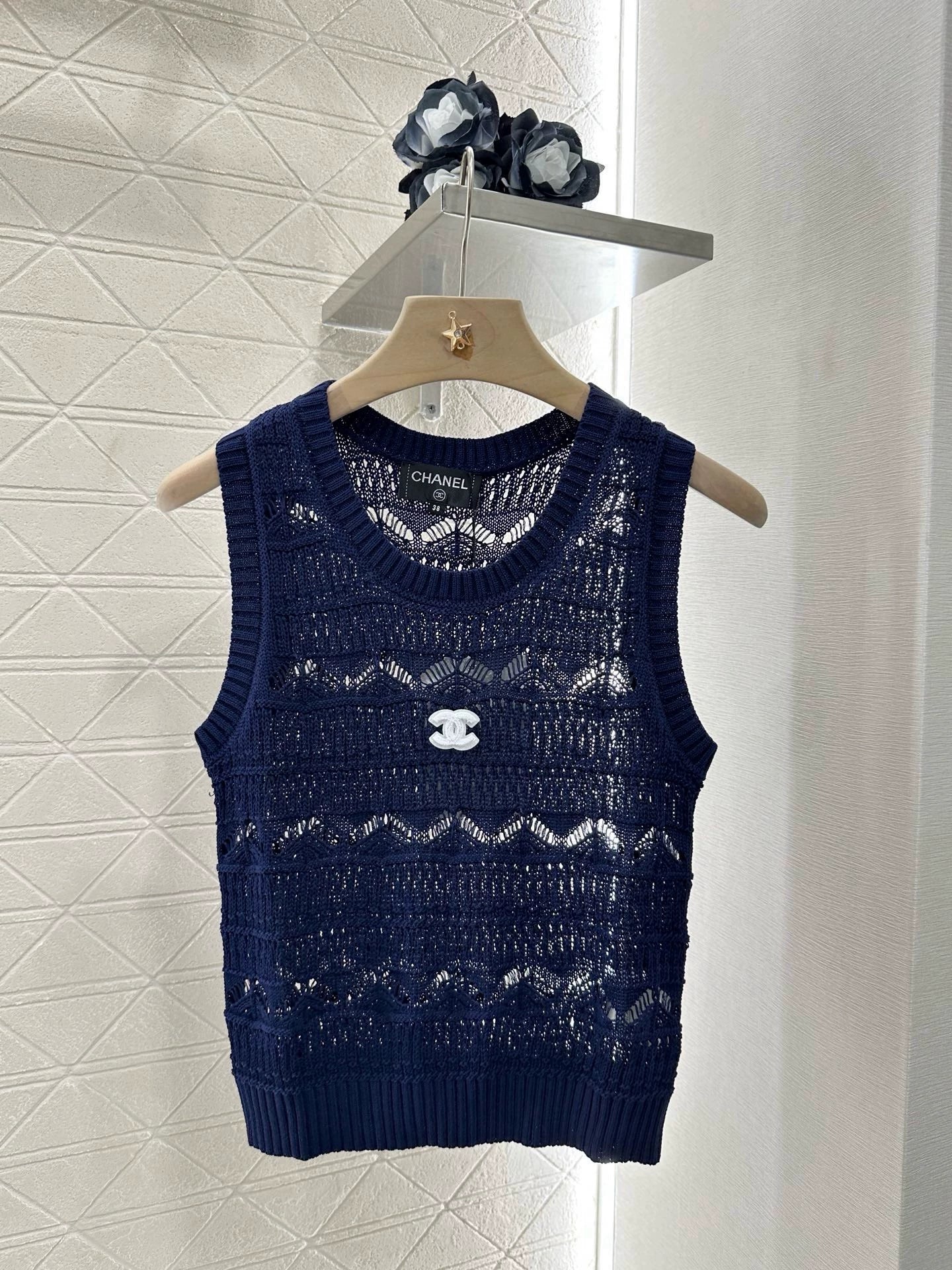 C 25 Openwork Floral Knit Vest