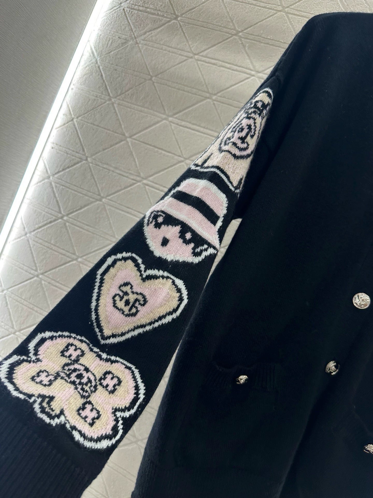C 25 Early Autumn New Comic Pattern V-Neck Long Sleeve Cardigan
