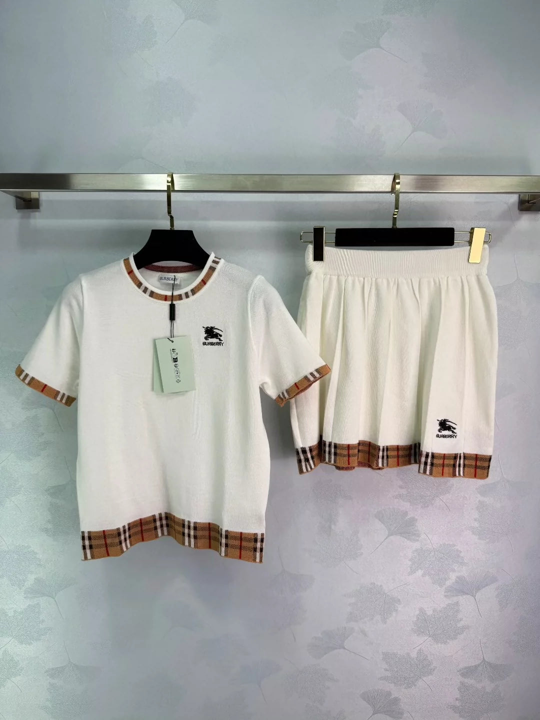 Bu 25 new new plaid short sleeve + pleated skirt set