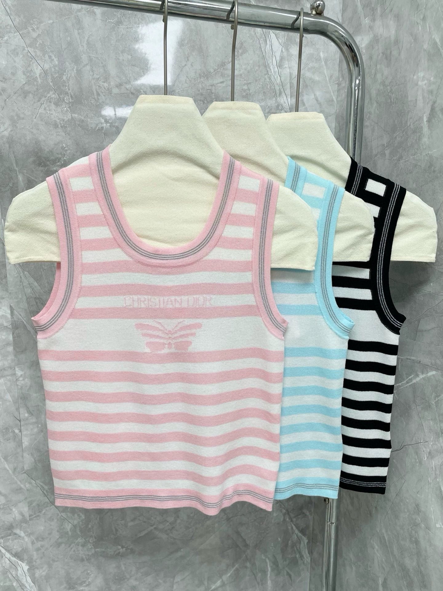 C 25 Striped knitted vest