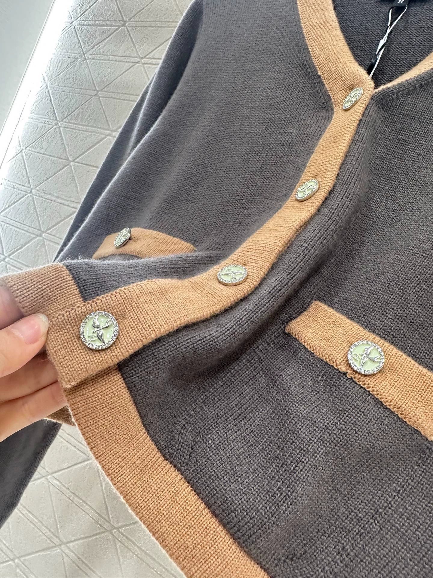 C 25 Cropped long-sleeved knitted cardigan