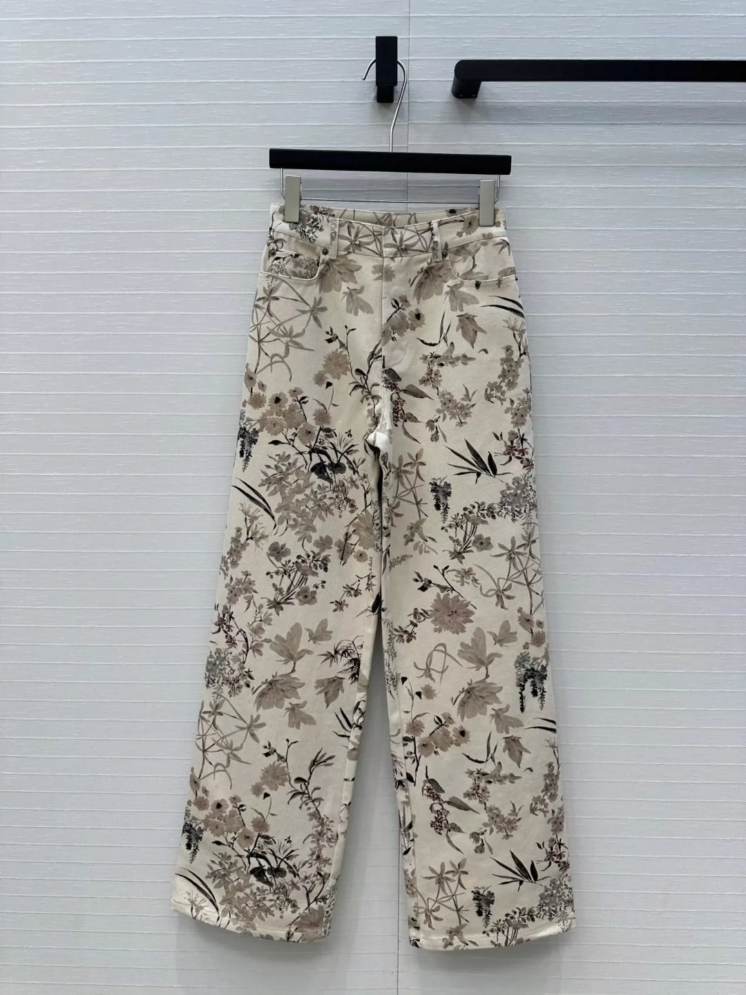 D 25 New Fresh and Light Ink Print Denim Trousers