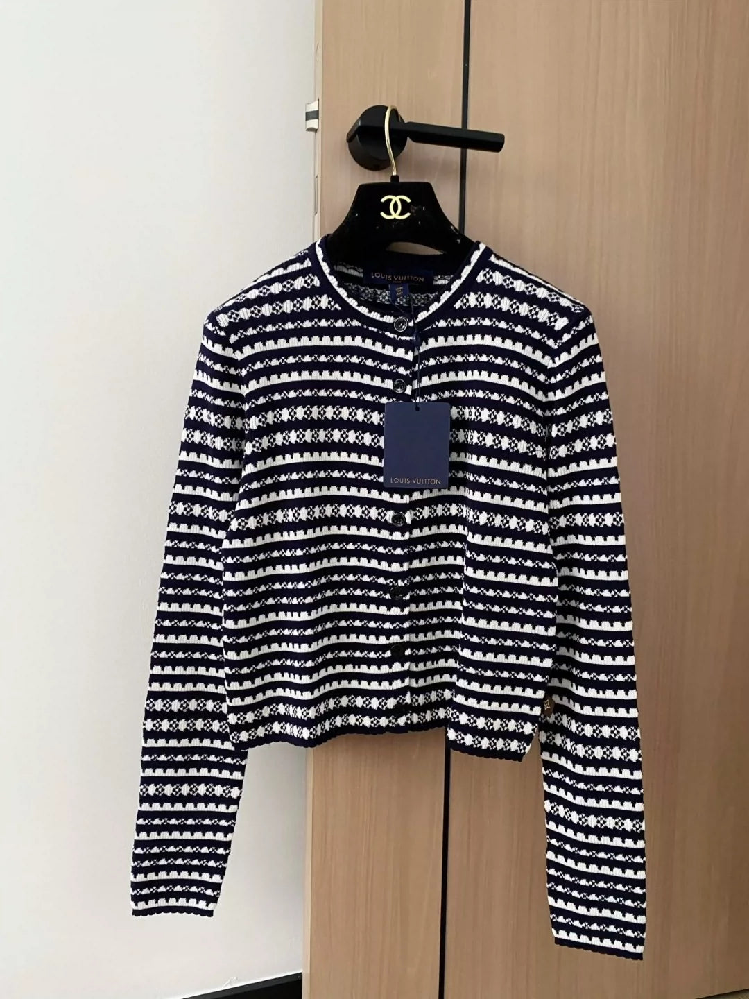 L 25 New color clashing striped leather single-breasted round neck long-sleeved knitted cardigan