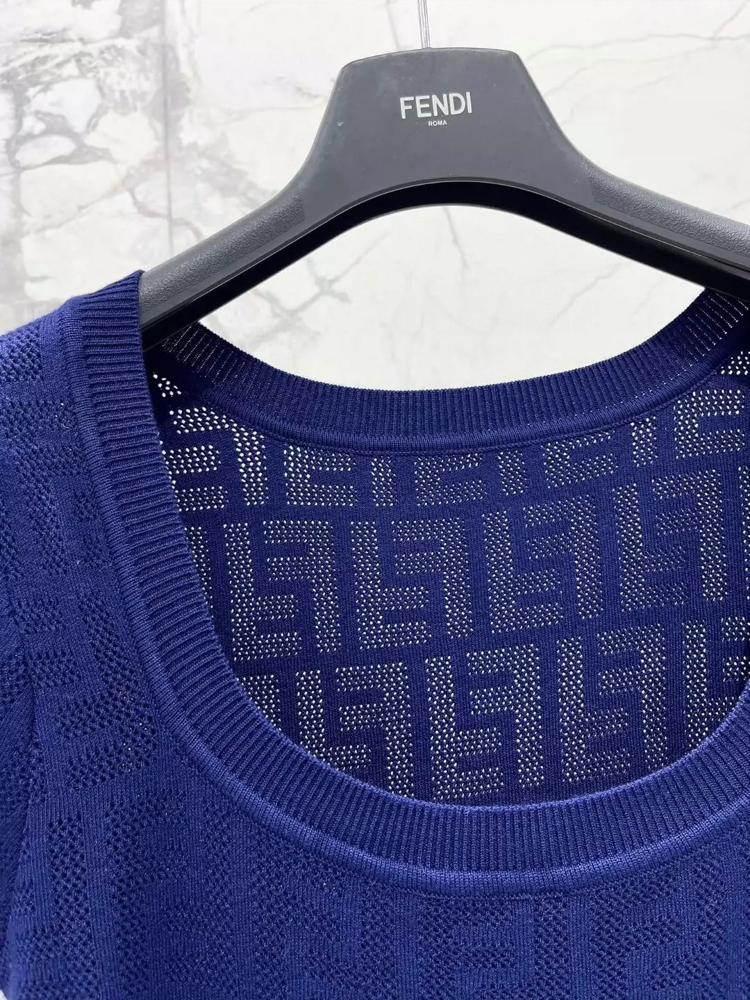 F 25 Kurzärmliges Strickkleid im neuen Stil mit geprägtem U-Ausschnitt