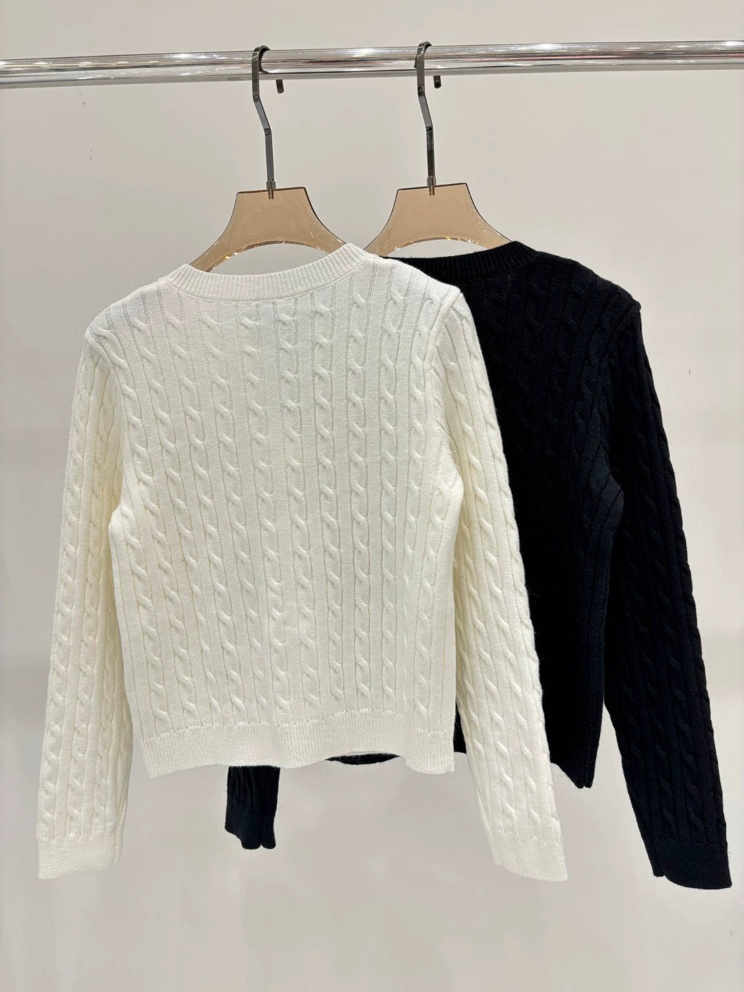 LO 25 neue Twist-Stickerei-Muster Kontrastfarbe Metallknopf Langarm Strickjacke
