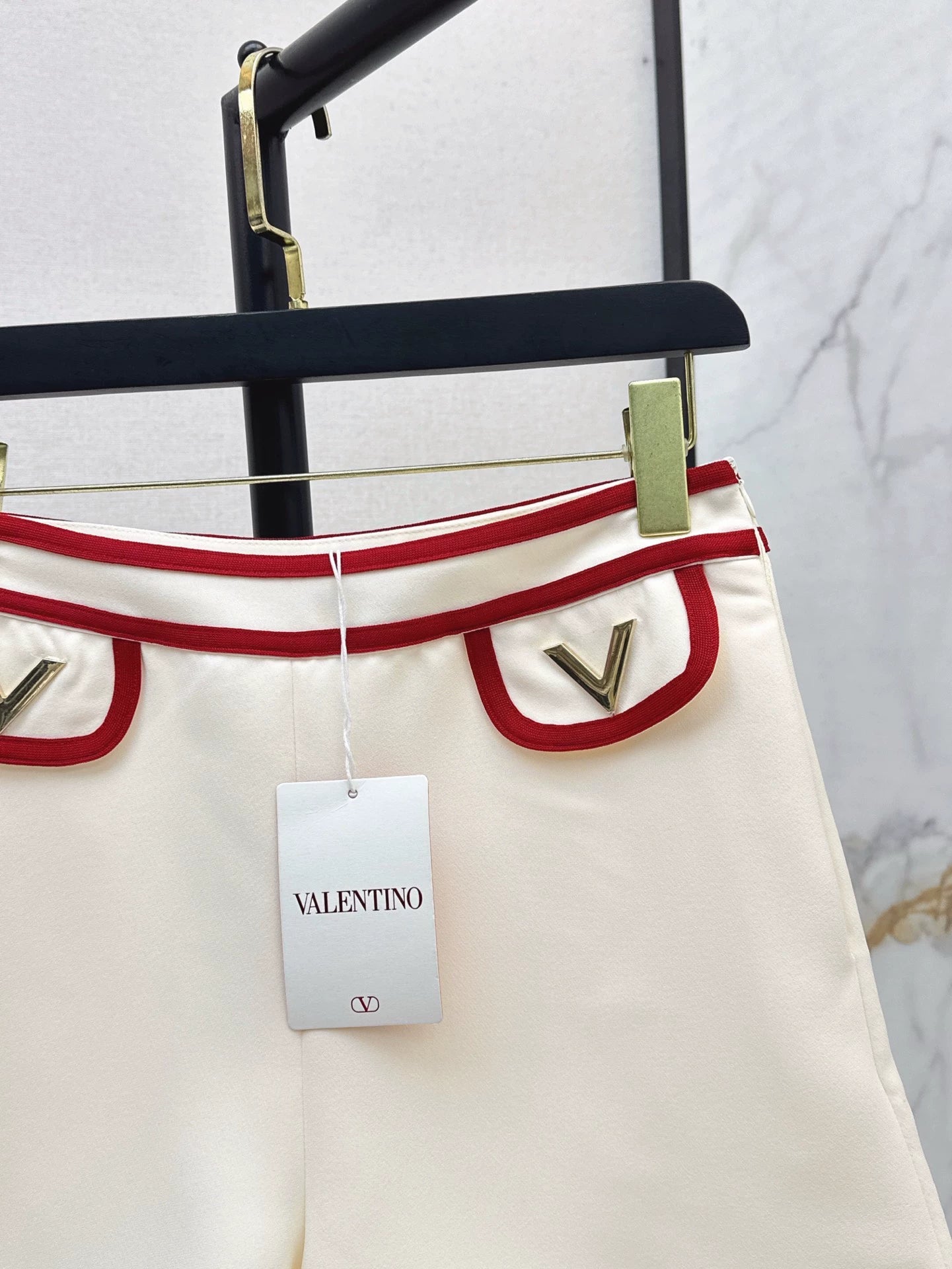 V 25 New V-neck buttoned high waist shorts