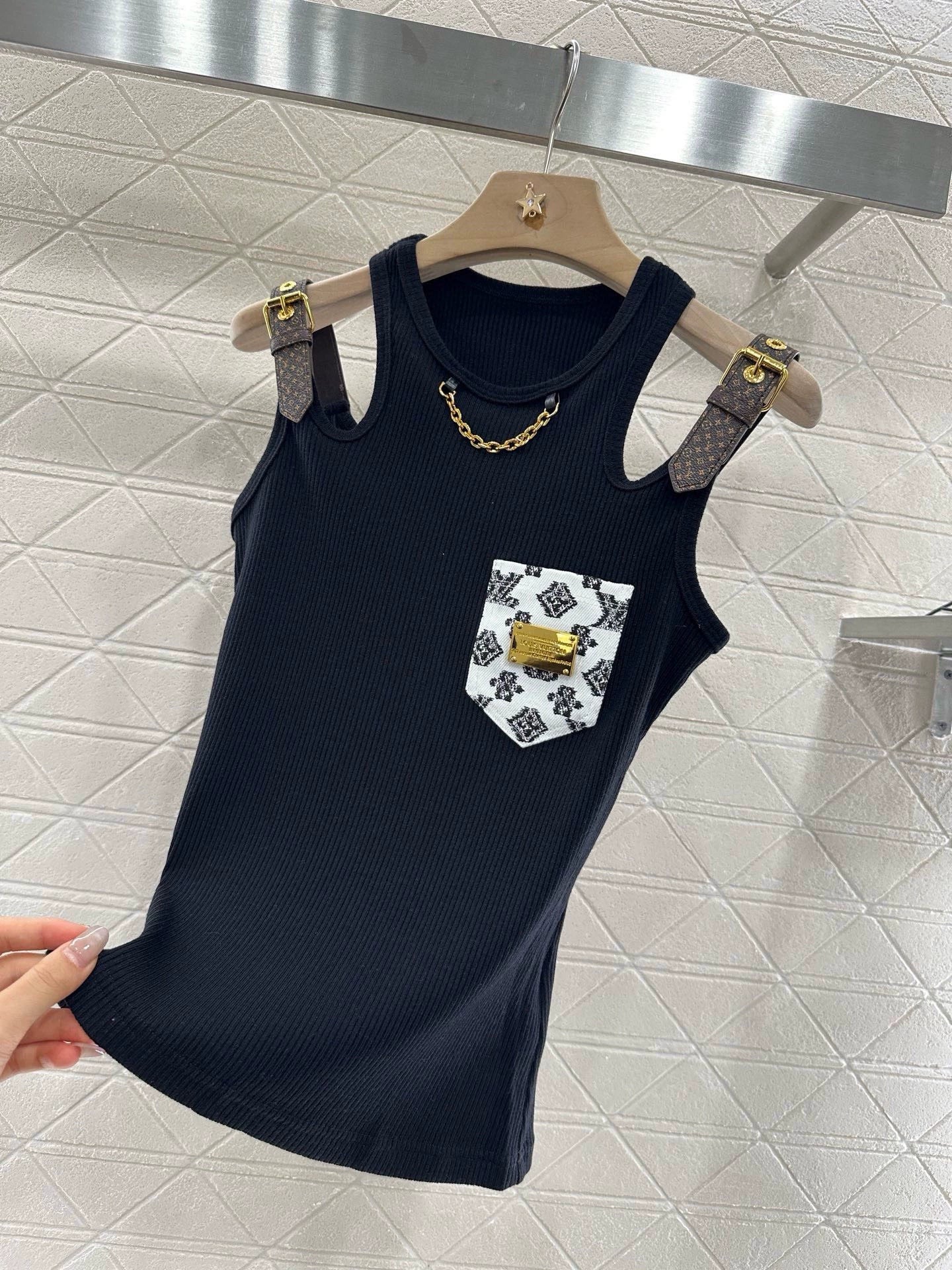 1ou 25 Leather shoulder strap with chain and cotton vest