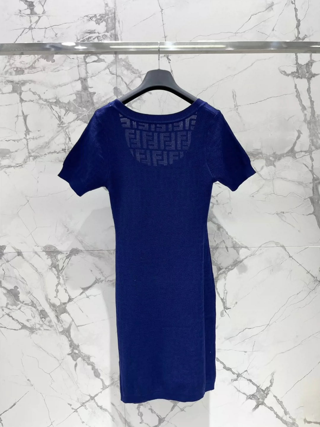 F 25 Kurzärmliges Strickkleid im neuen Stil mit geprägtem U-Ausschnitt