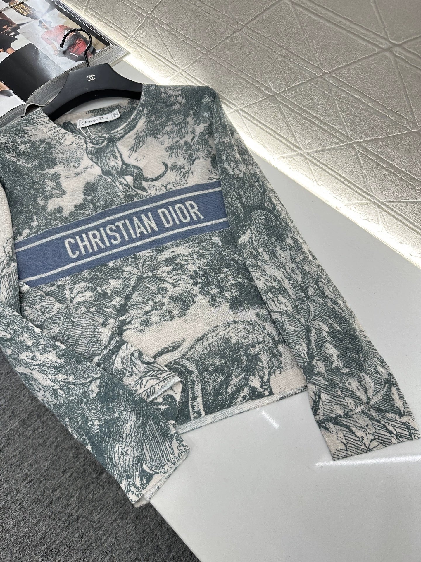D 25 new printed knitted long-sleeved top.