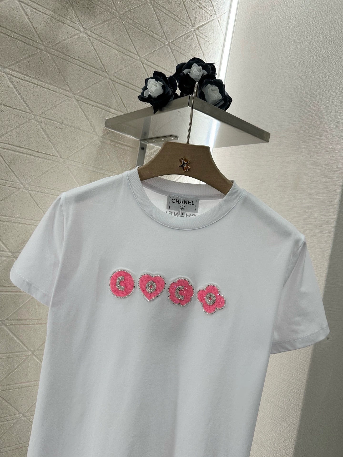 T-shirt à manches courtes avec lettres brodées et perles C 25