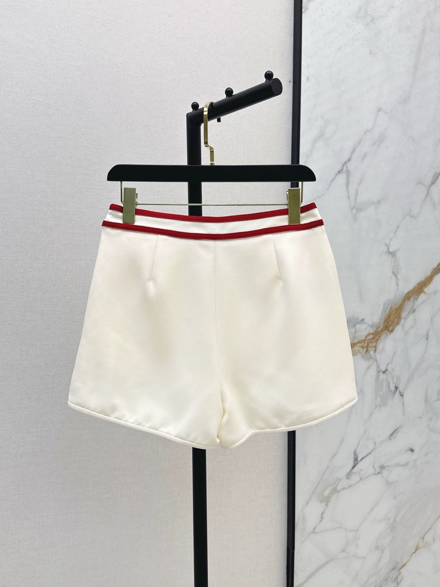 V 25 New V-neck buttoned high waist shorts