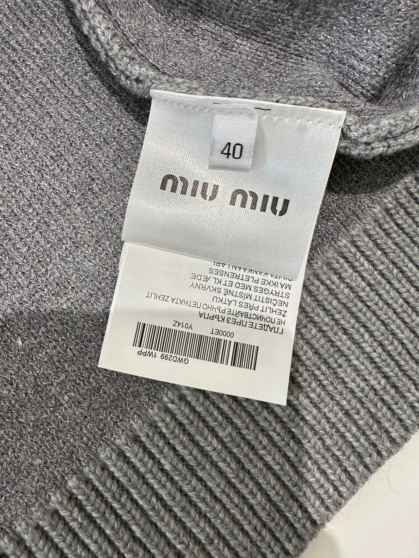 Mi 25 Crew-neck knitted cardigan with logo