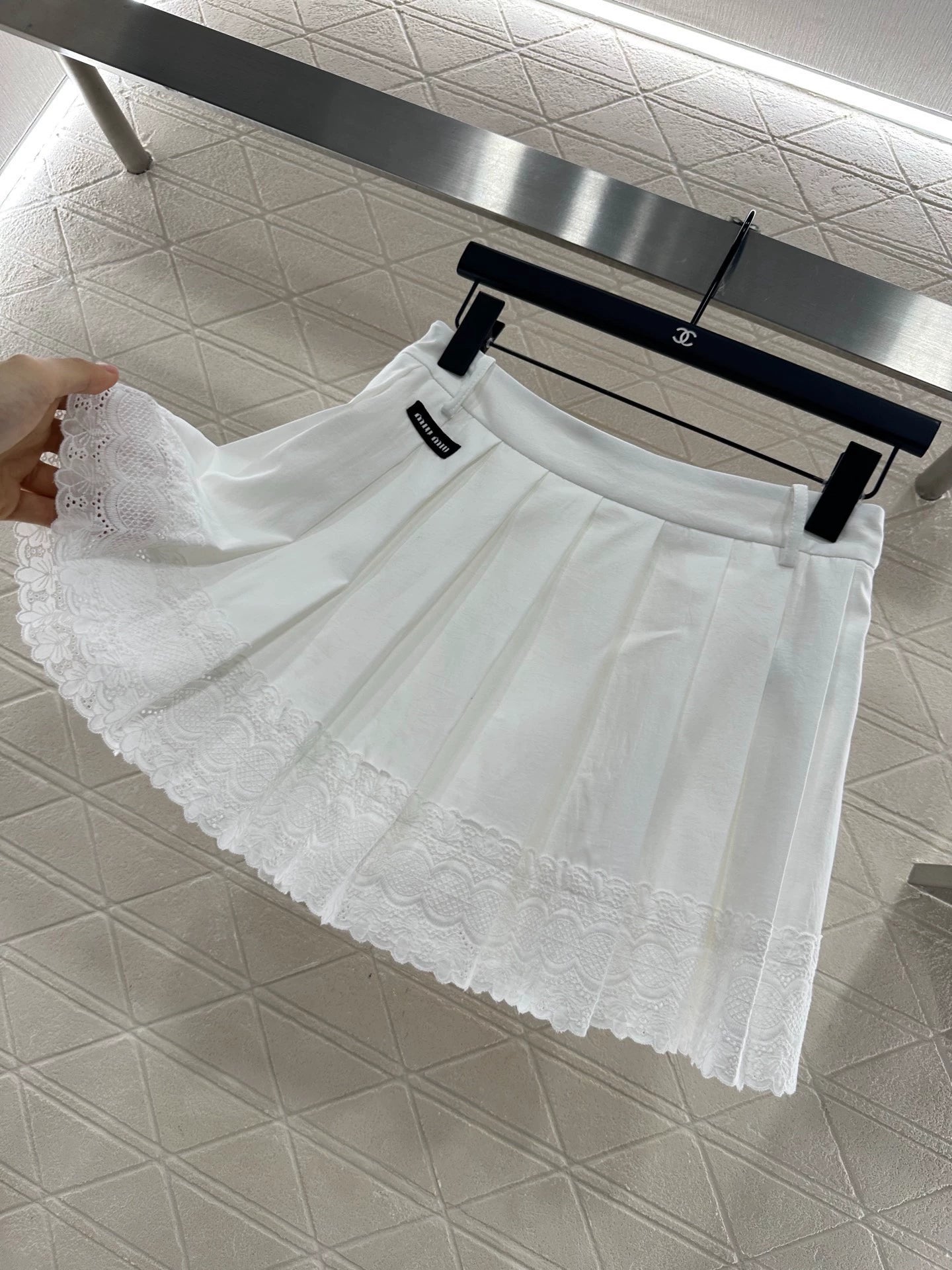M 25 High-waisted lace pleated skirt