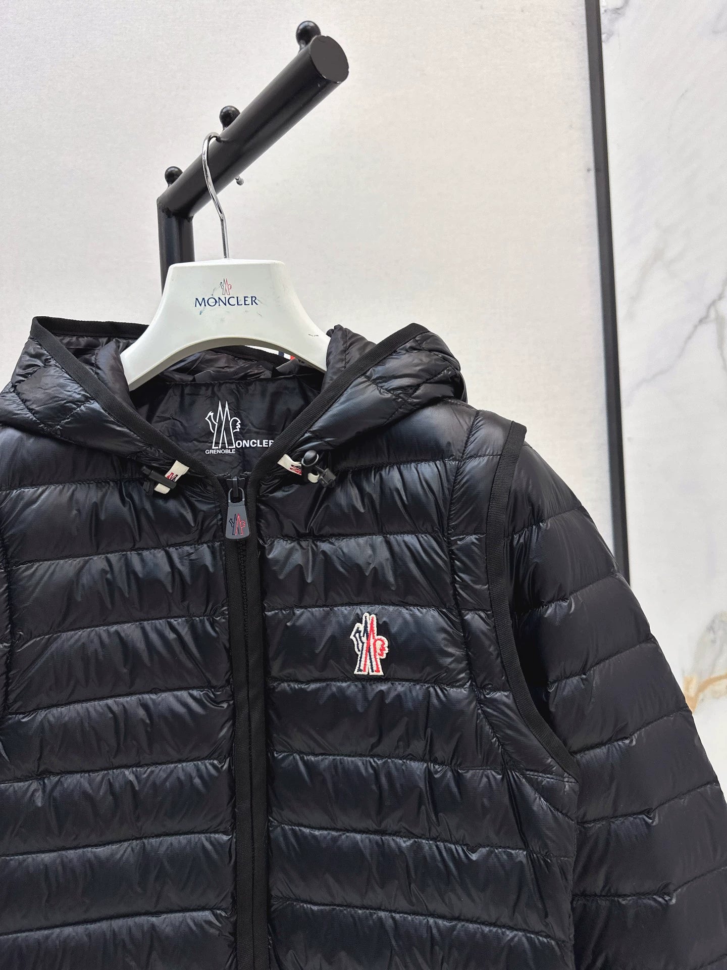 Mon 25fw New lightweight down jacket with detachable sleeves.