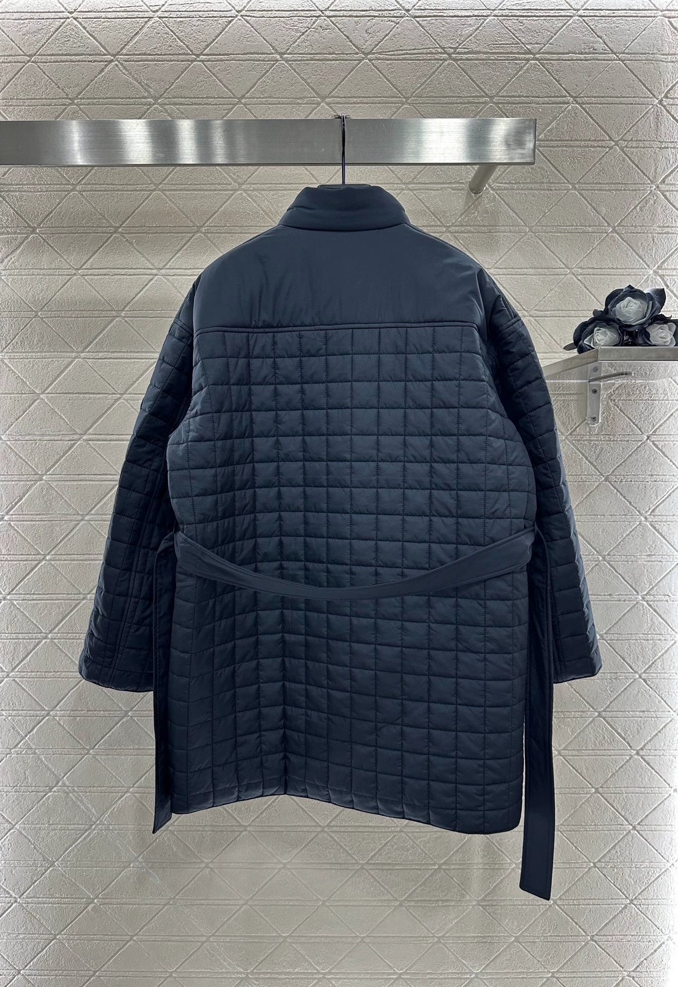 H 25 Stand-up collar, zippered mid-length padded jacket.