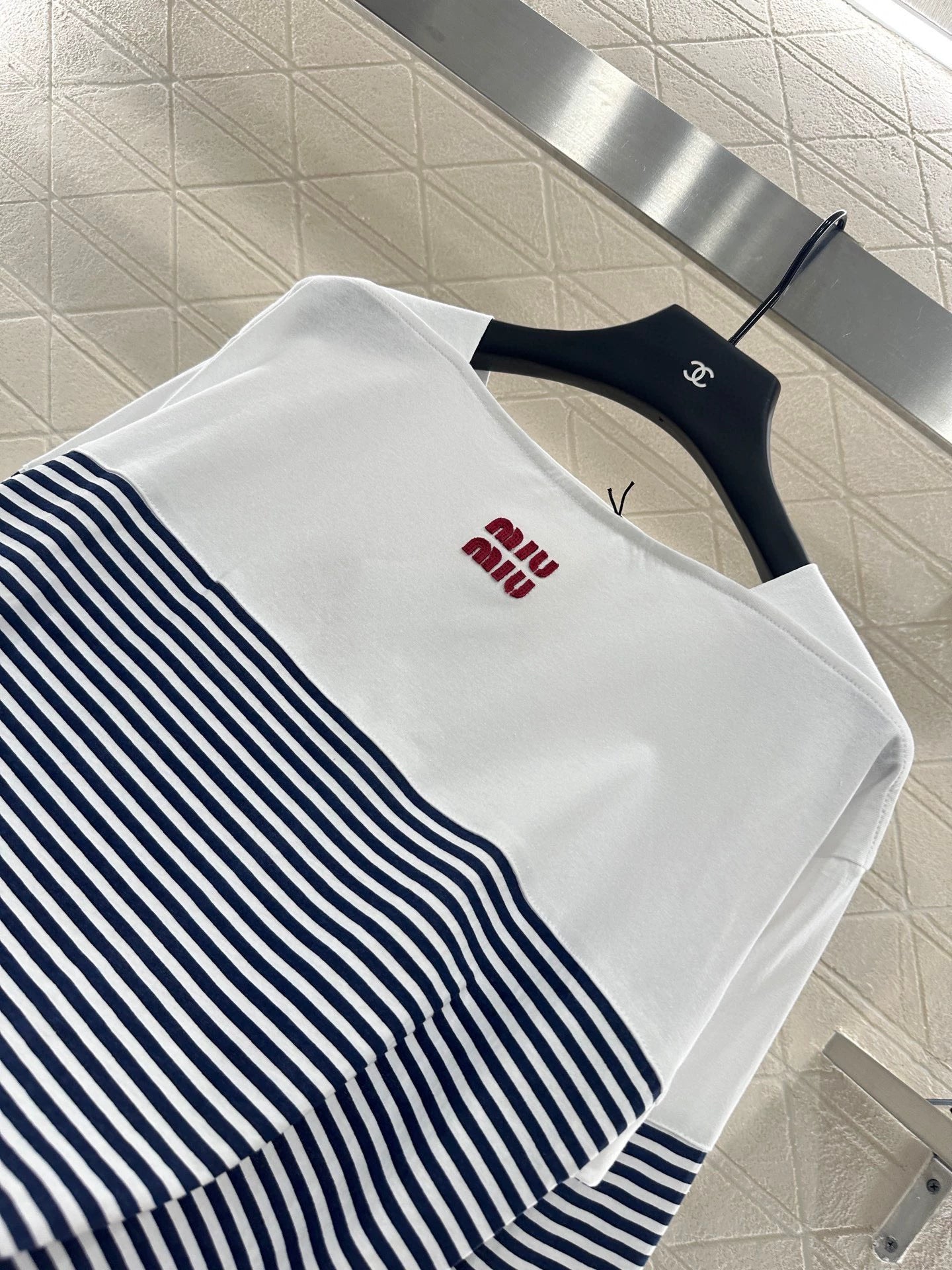 M 25 Striped patchwork, one-shoulder long sleeves