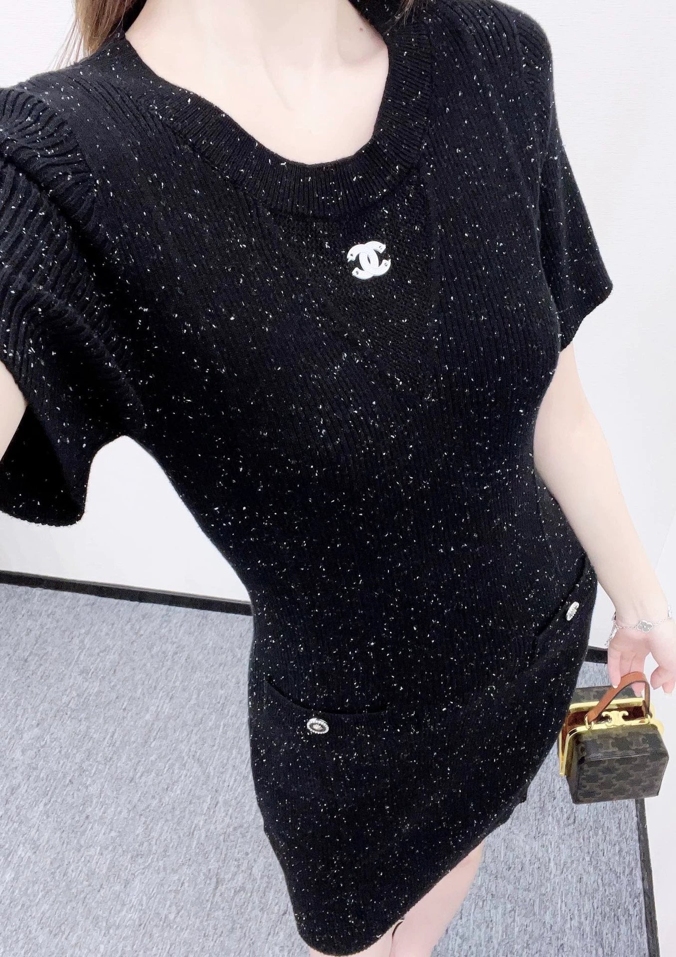 C 25 Simple black knitted short-sleeved dress.