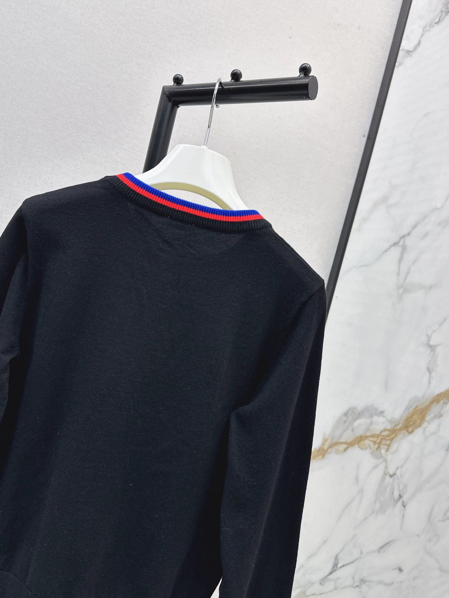 Lo 25 Embroidered decorative sweater