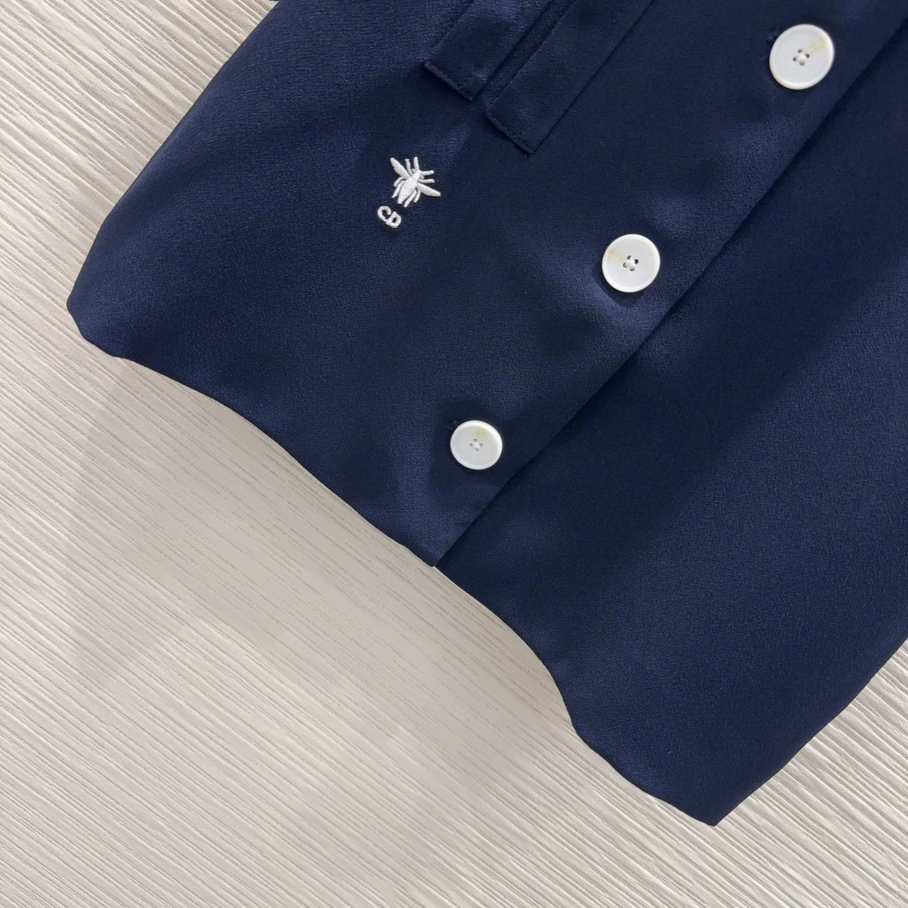 D 25 New Bee Embroidery Single Breasted Lapel Short Sleeve Shorts Suit