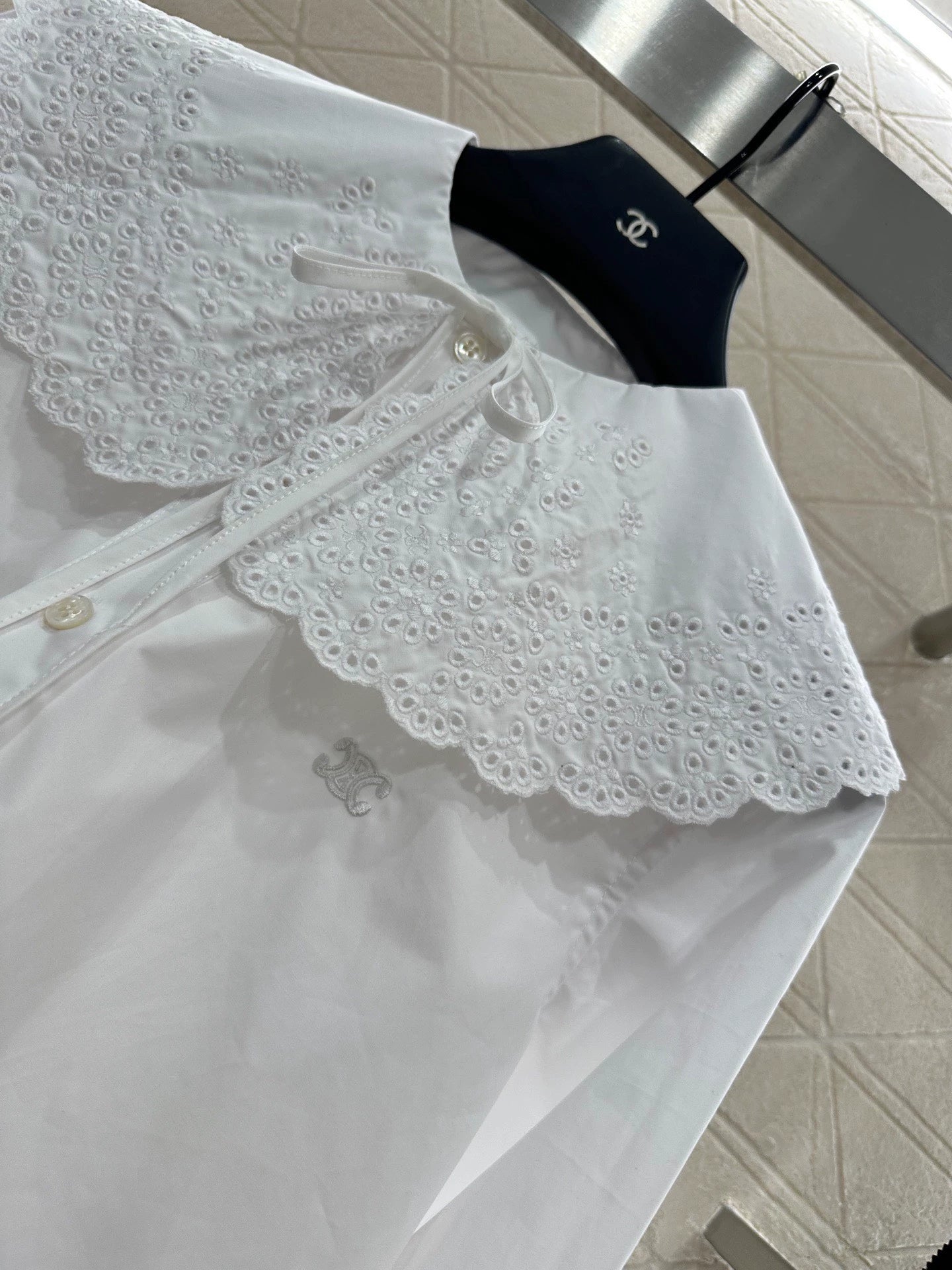 CE 25 Embroidered, hollowed-out shawl collar shirt.