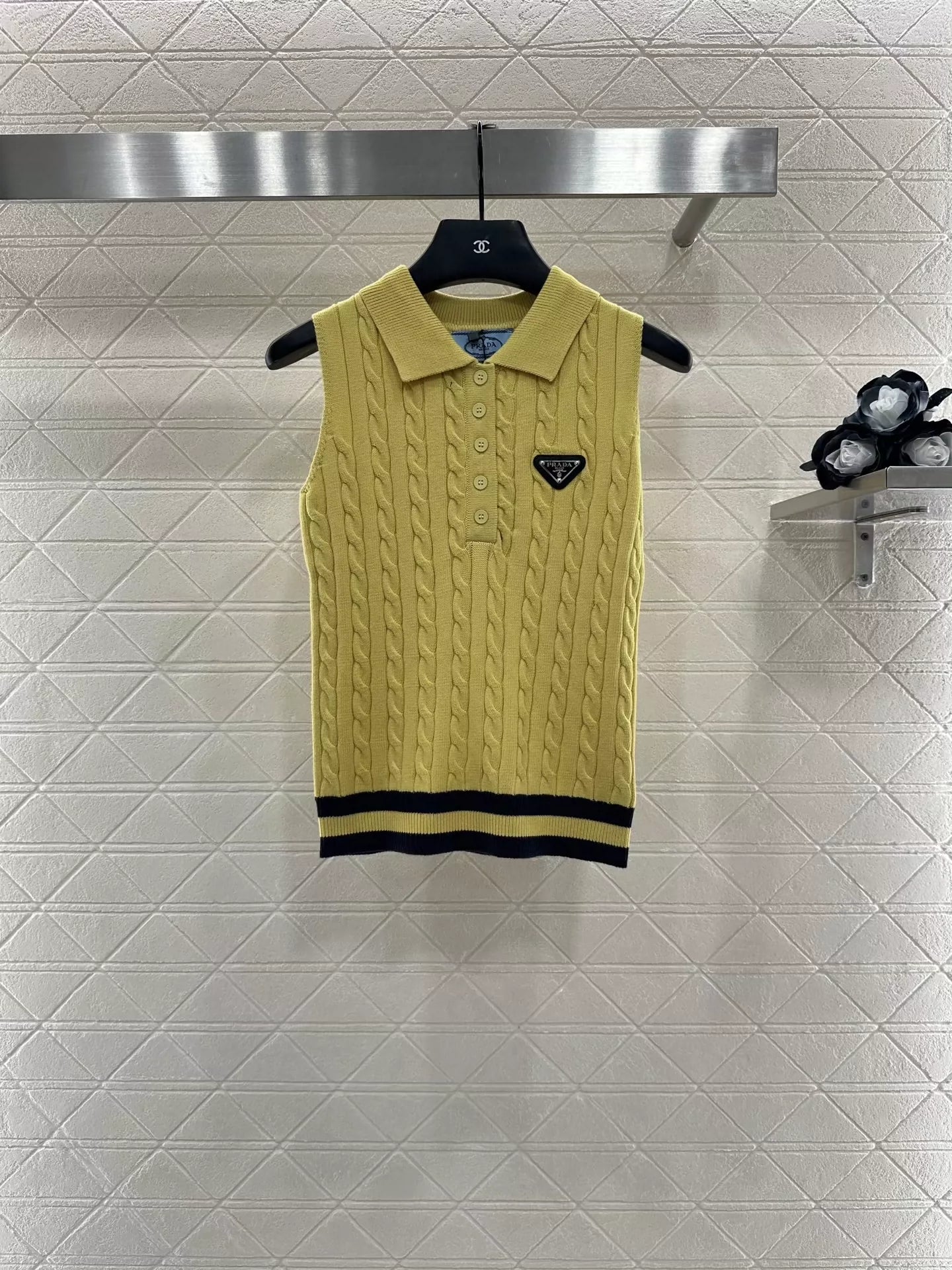P 25 Cable-knit lapel vest