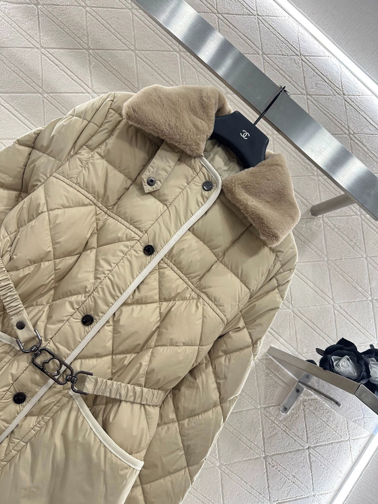 Mon 25 Down jacket with detachable belt and lapel