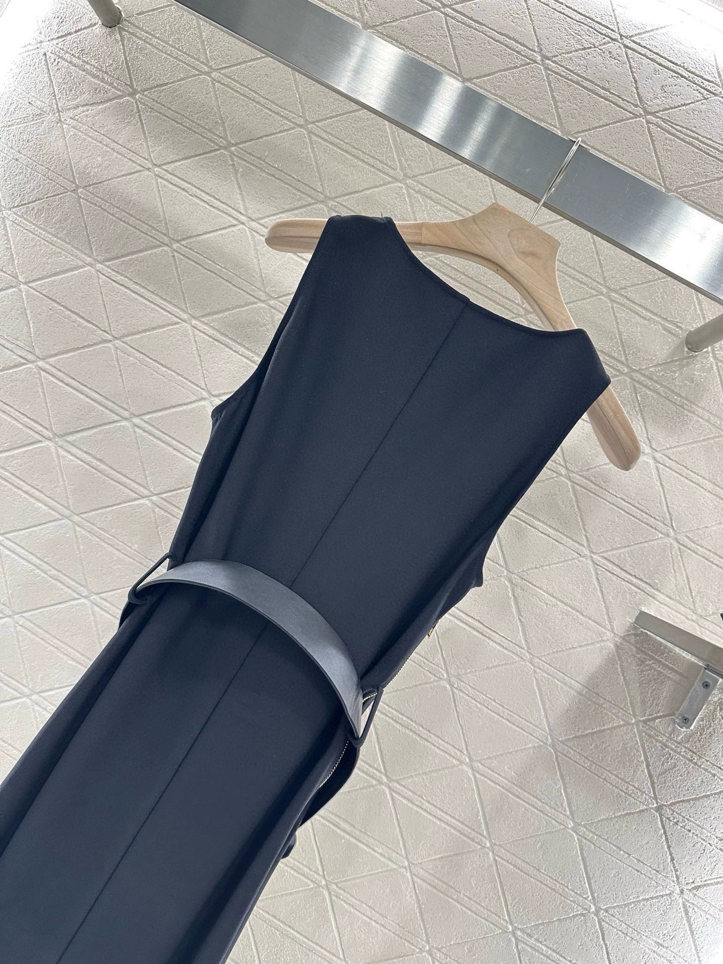 1ou 25 Belted sleeveless dress