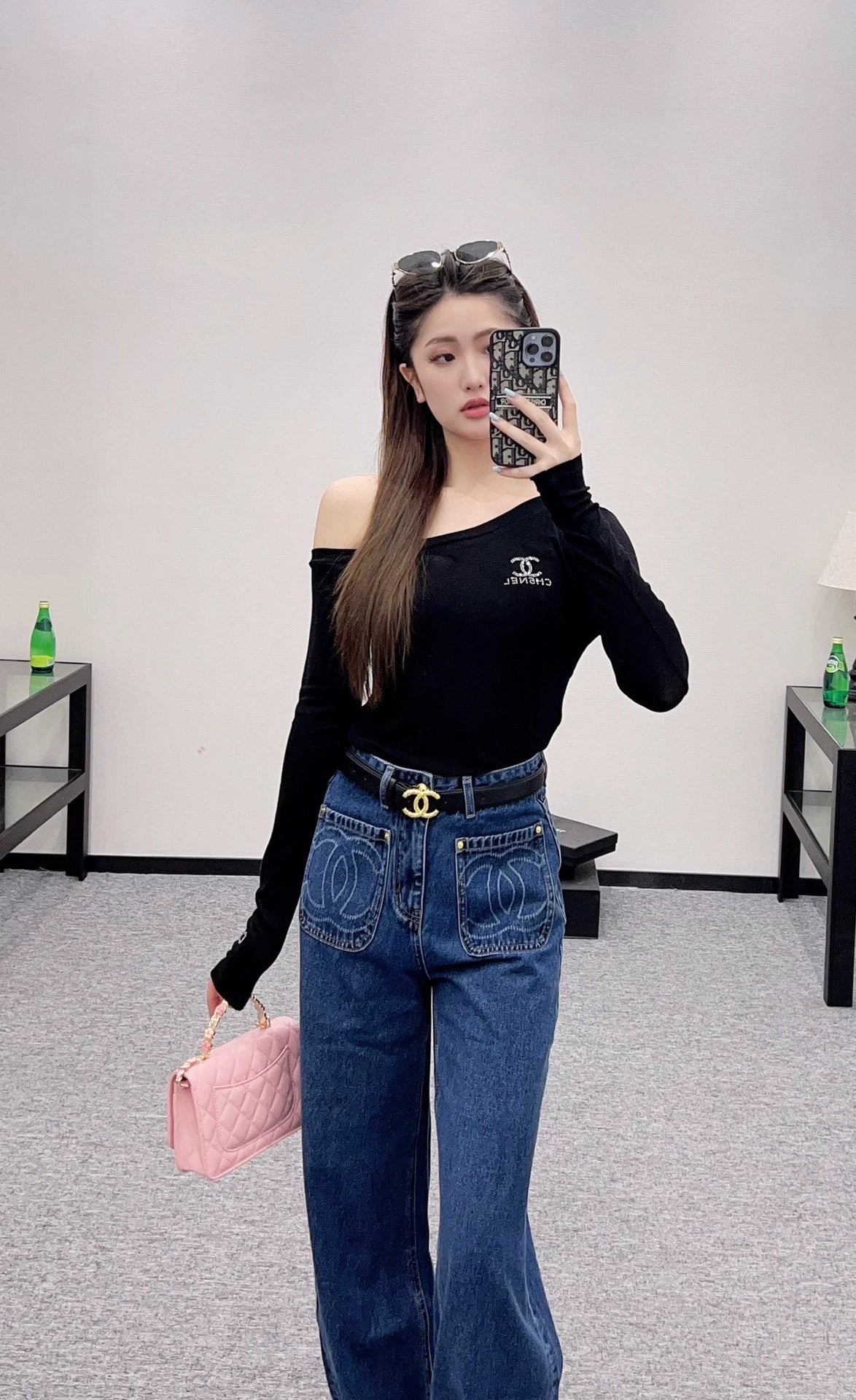C 25 Slim-fitting, rhinestone-embellished, off-shoulder top.