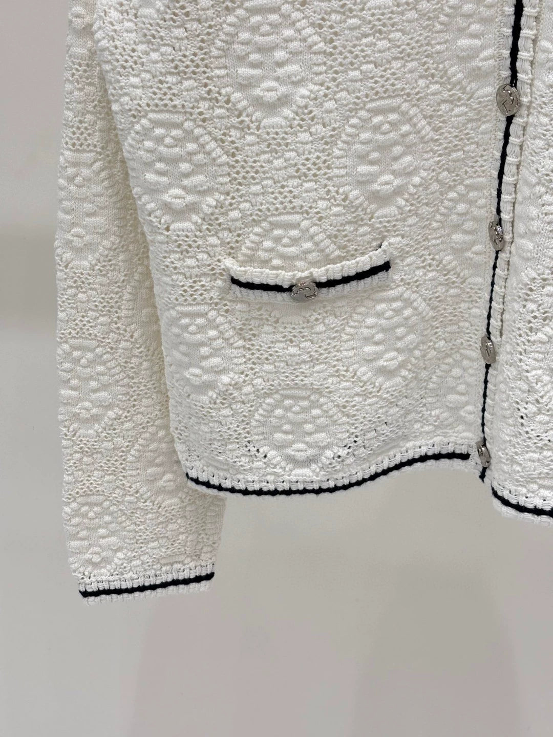 T 25 Early Autumn New Lapel Three-dimensional Relief Grainy Hollow Cardigan