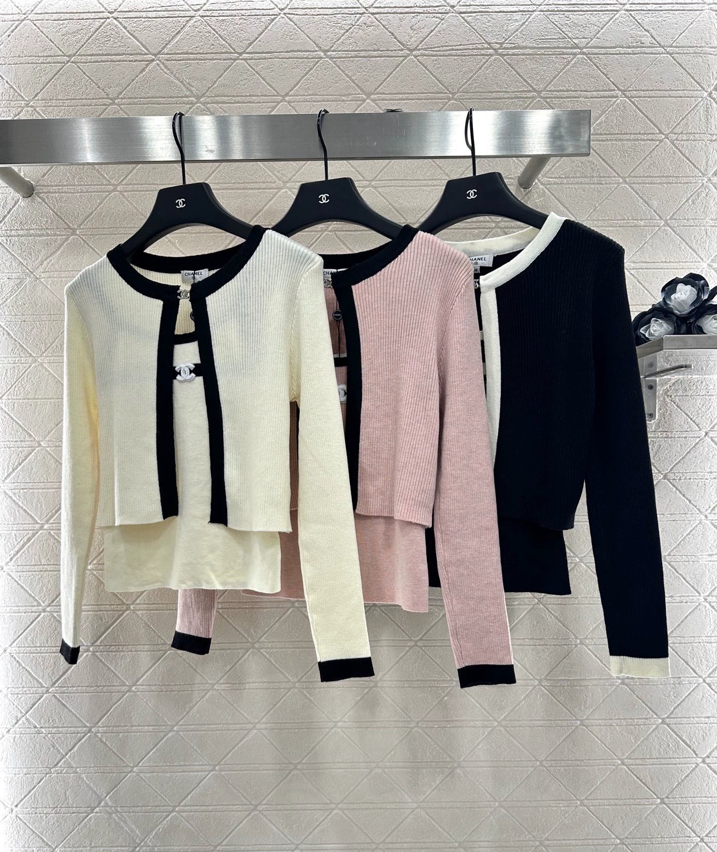 C 25 Two-piece knitted cardigan with suspenders