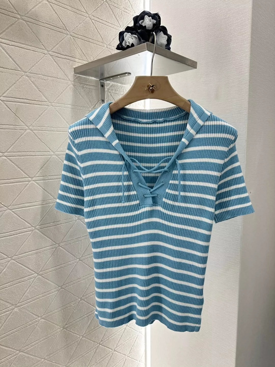 D Spring/Summer 25 Shawl-neck, striped knit short-sleeve top.