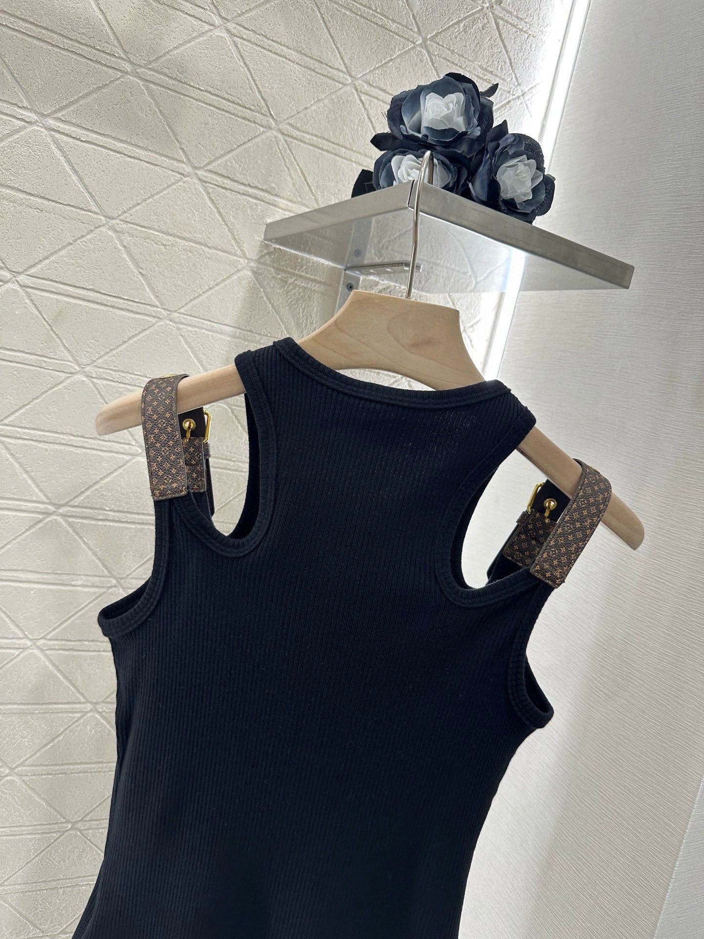 1ou 25 Leather shoulder strap with chain and cotton vest