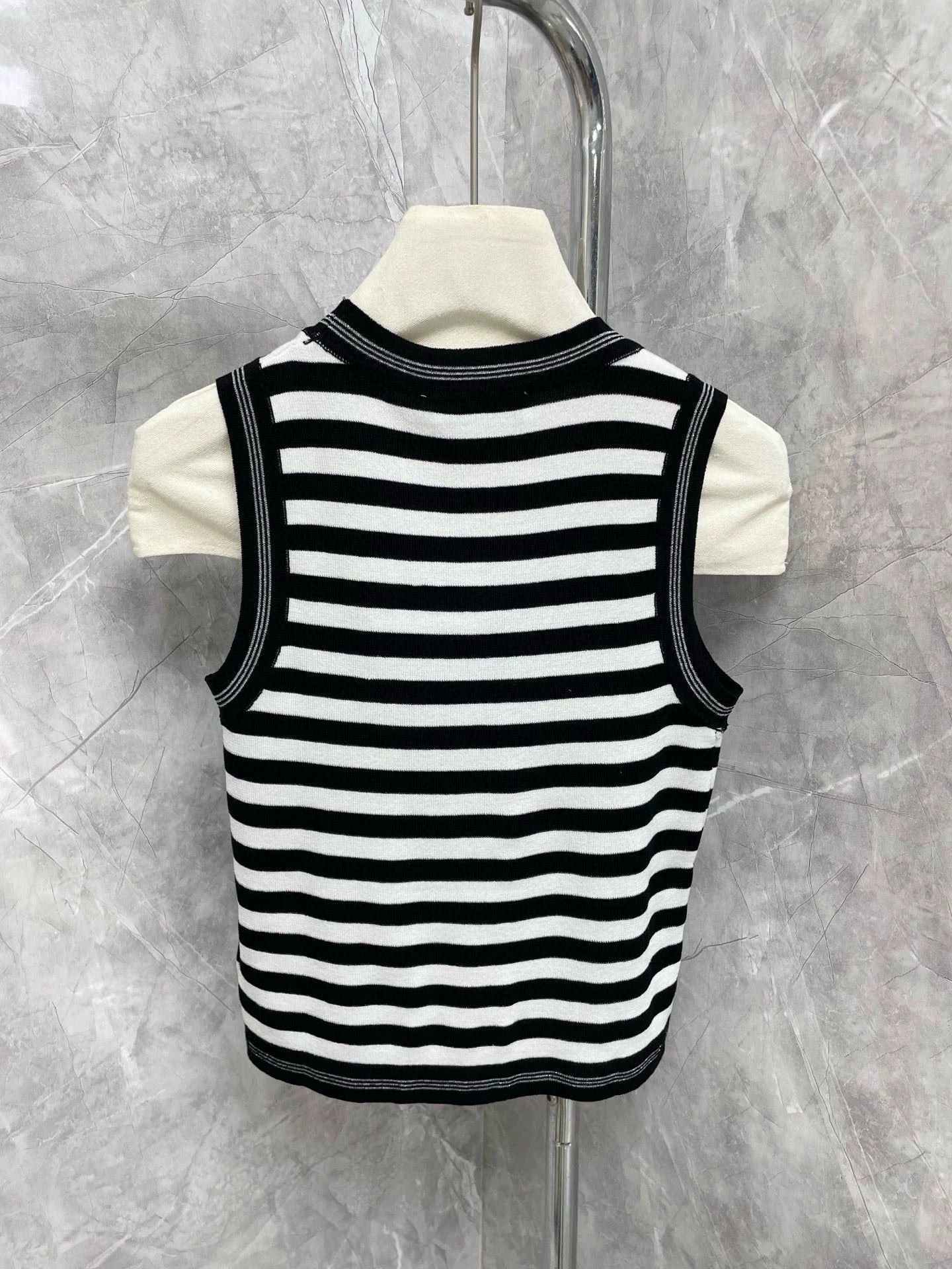C 25 Striped knitted vest