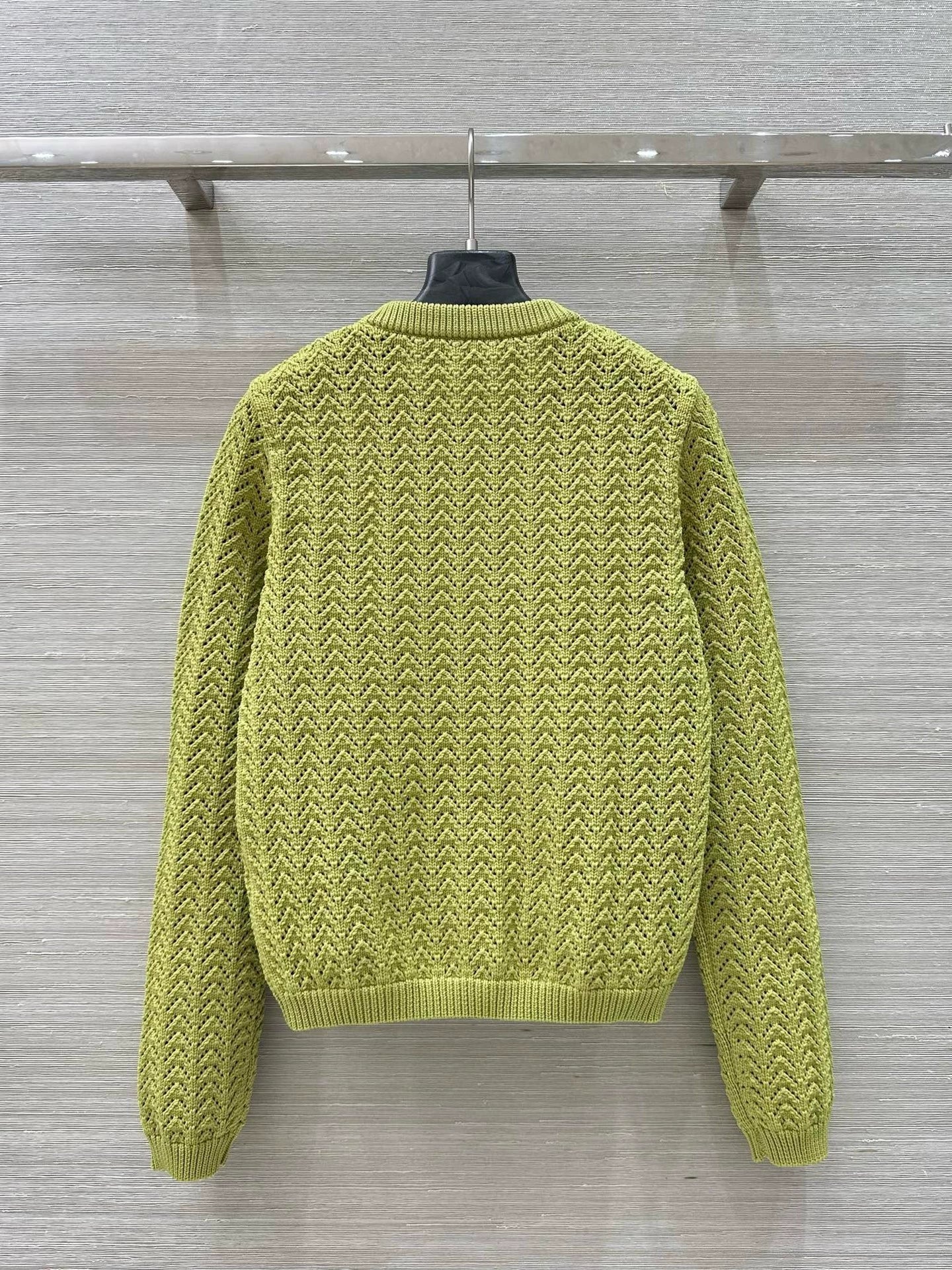 G 25 New Knitted cardigan with cut-out design.