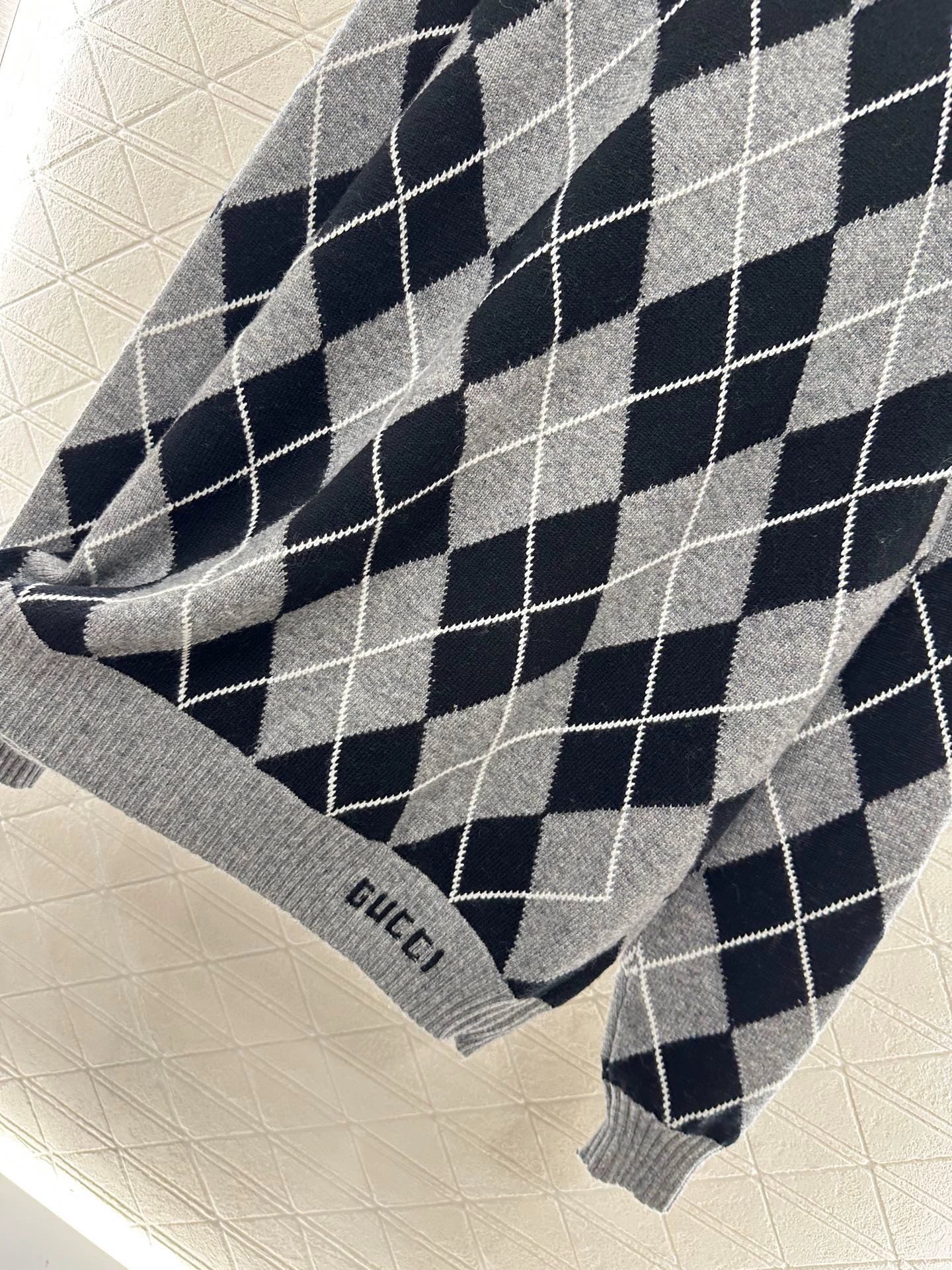 G 25 Diamond jacquard long knit cardigan.