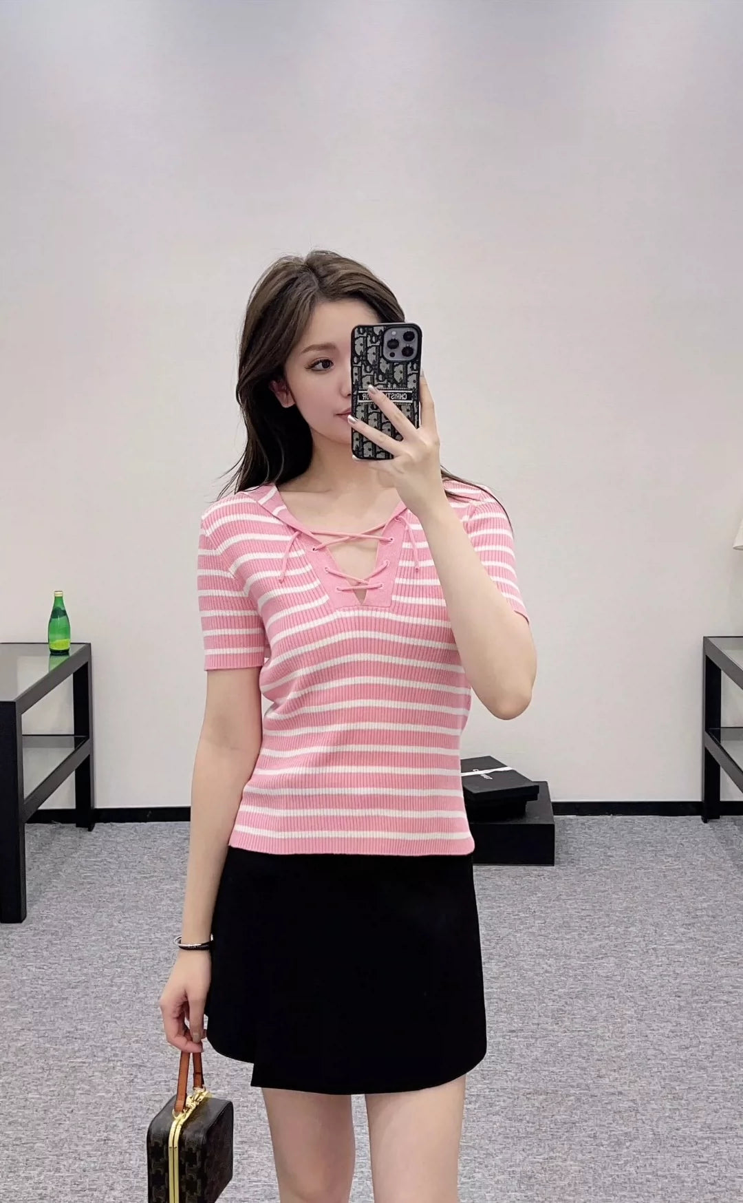 D Spring/Summer 25 Shawl-neck, striped knit short-sleeve top.