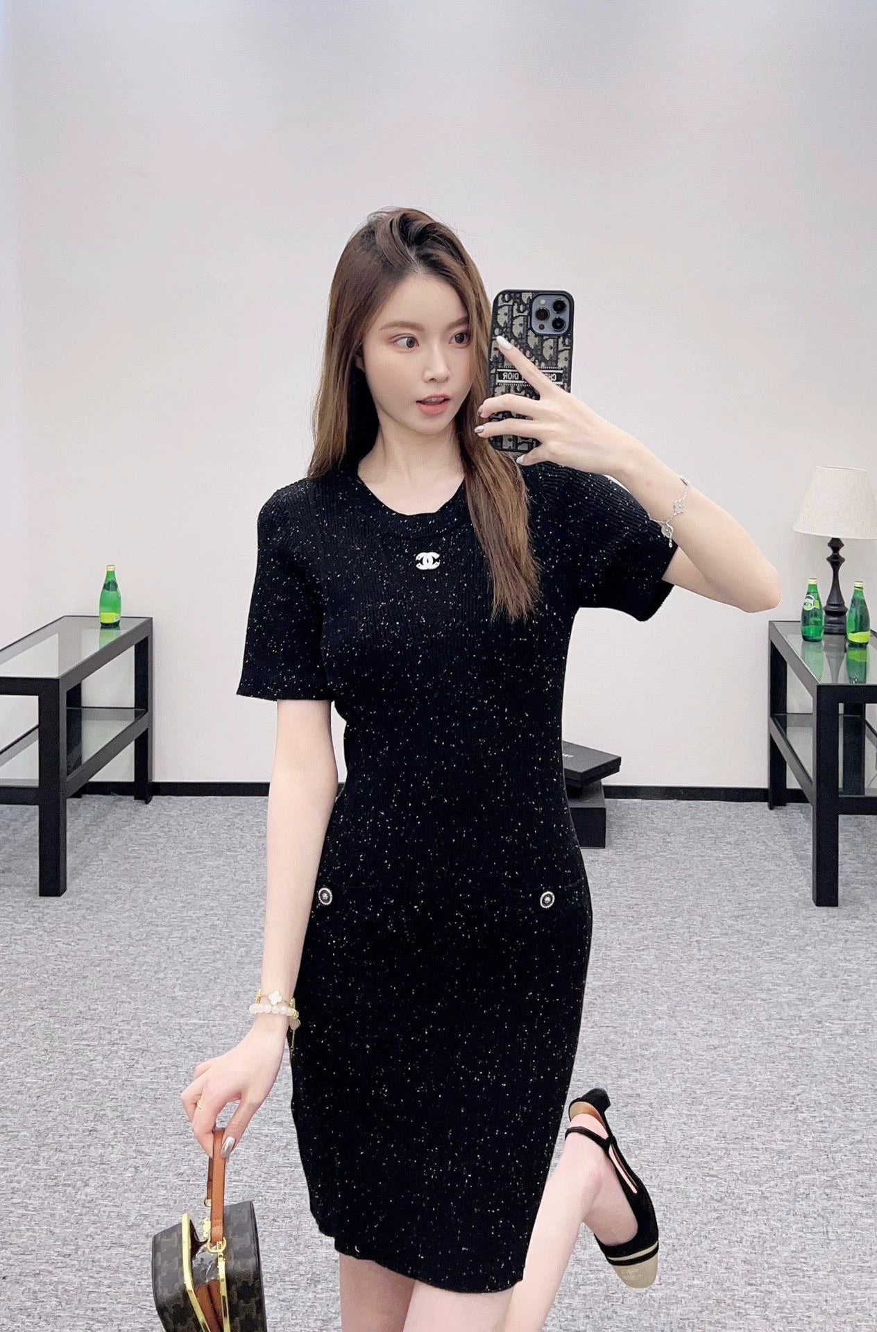 C 25 Simple black knitted short-sleeved dress.