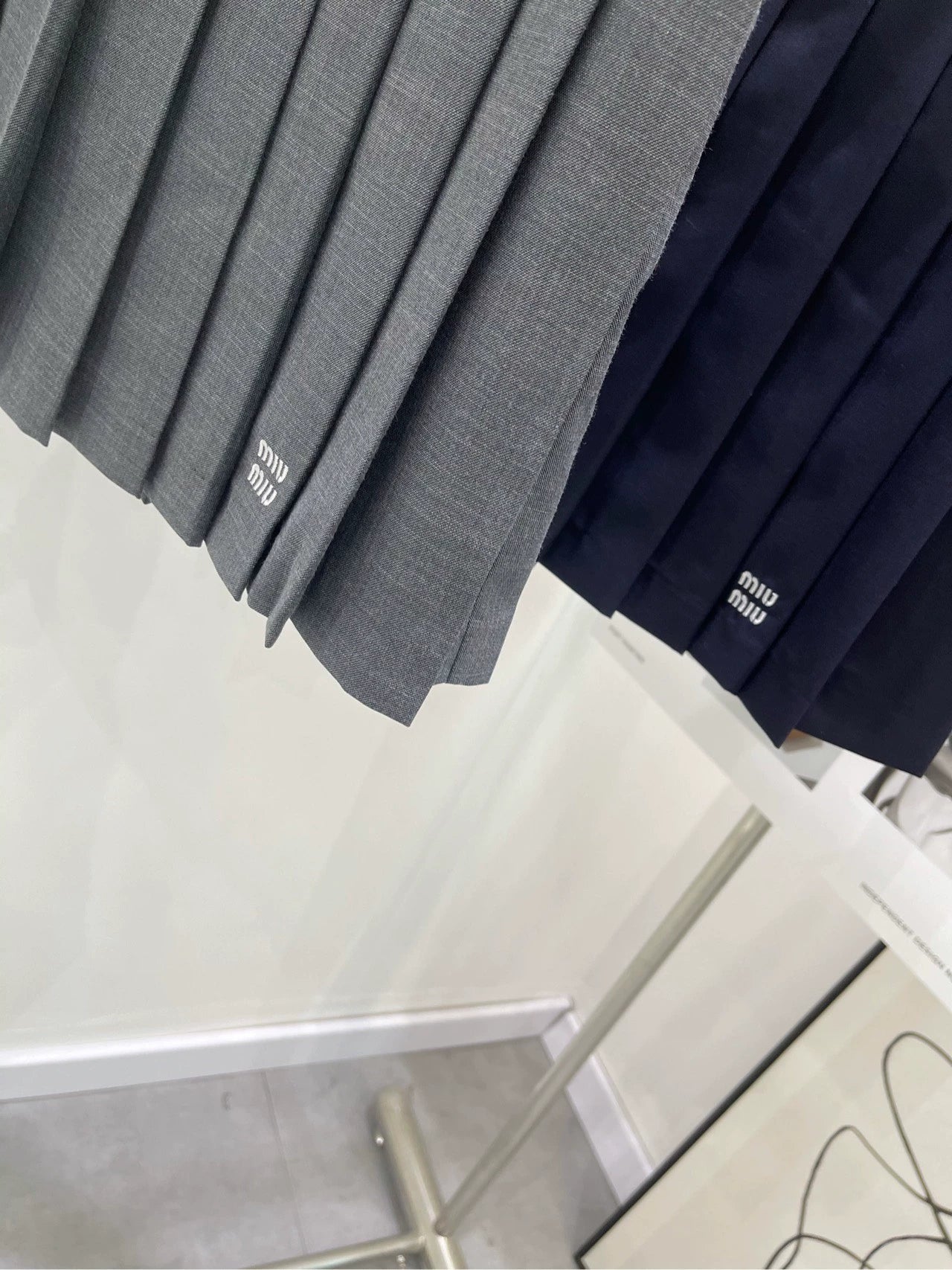 M 25 White-edge colorblock letter pleated skirt