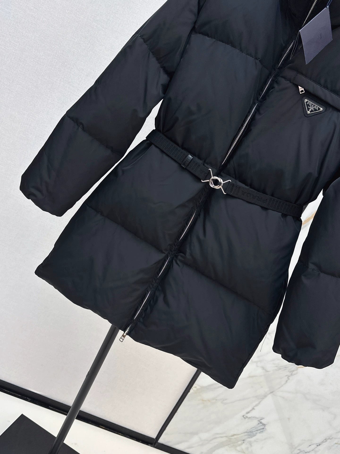 P 25fw Waisted mid-length down jacket