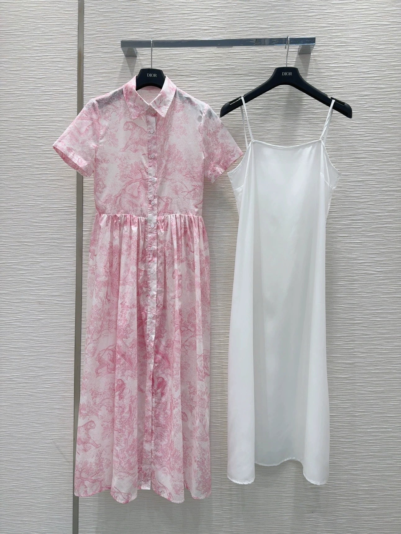 D 25 Neues einreihiges Kleid mit Revers und kurzen Ärmeln im Animal-Dschungel-Print (mit Innenbluse)