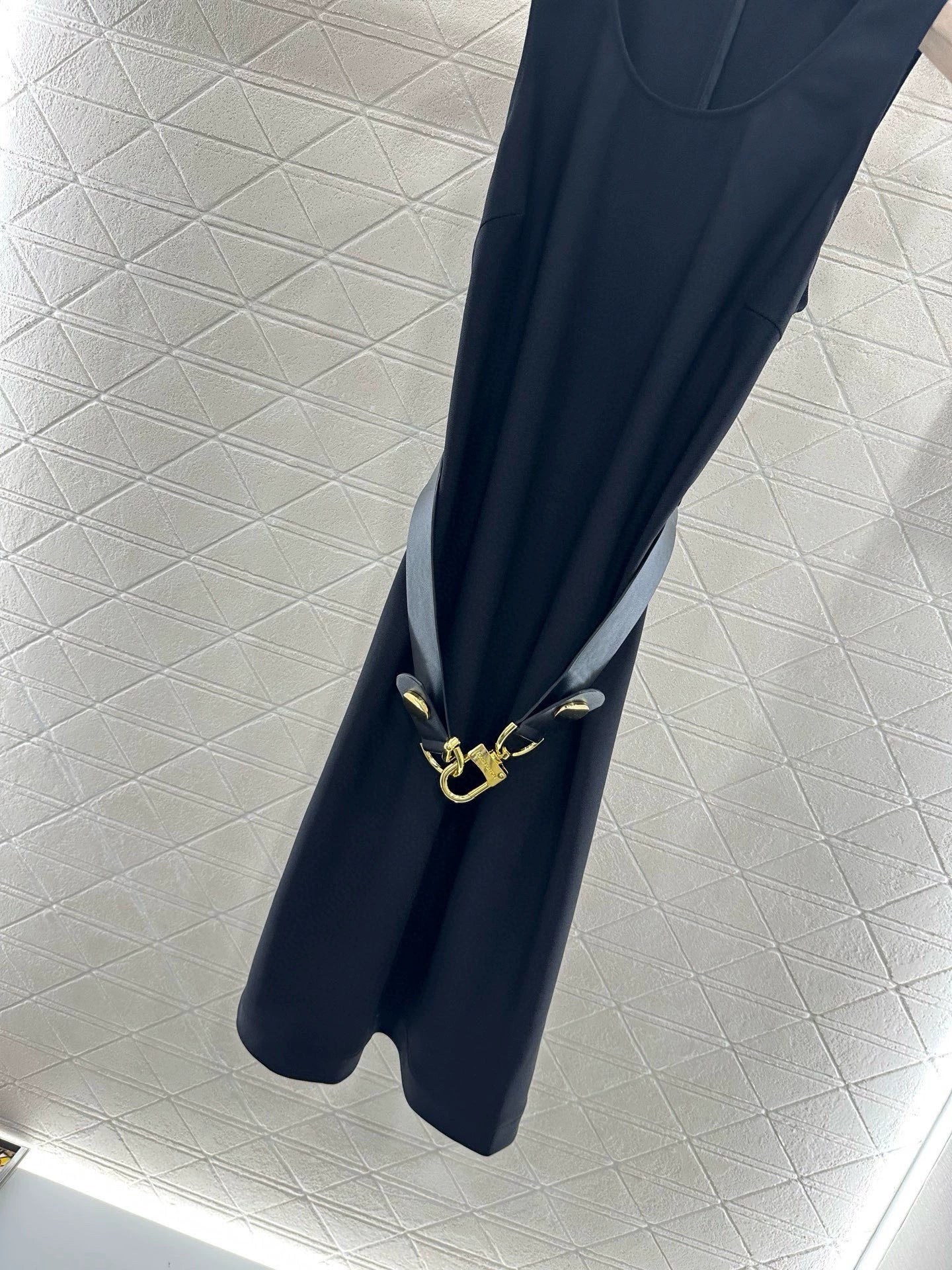 1ou 25 Belted sleeveless dress