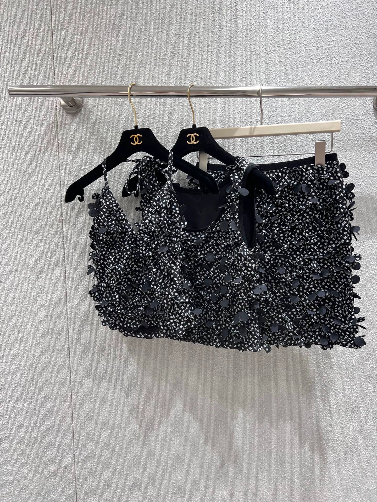 C 25 Floral Neck Camisole(black\white)