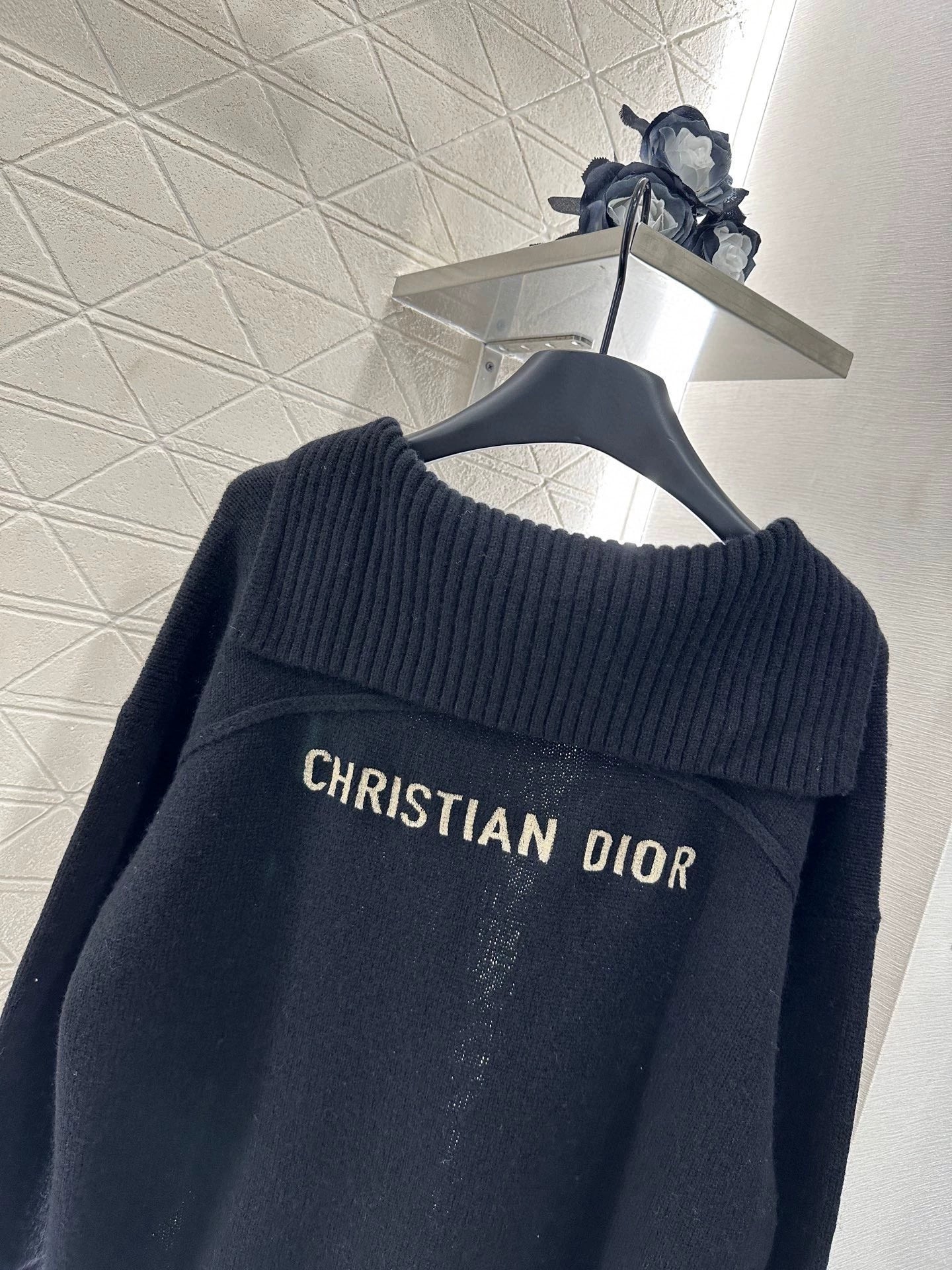 D 25 Shawl collar knitted sweater