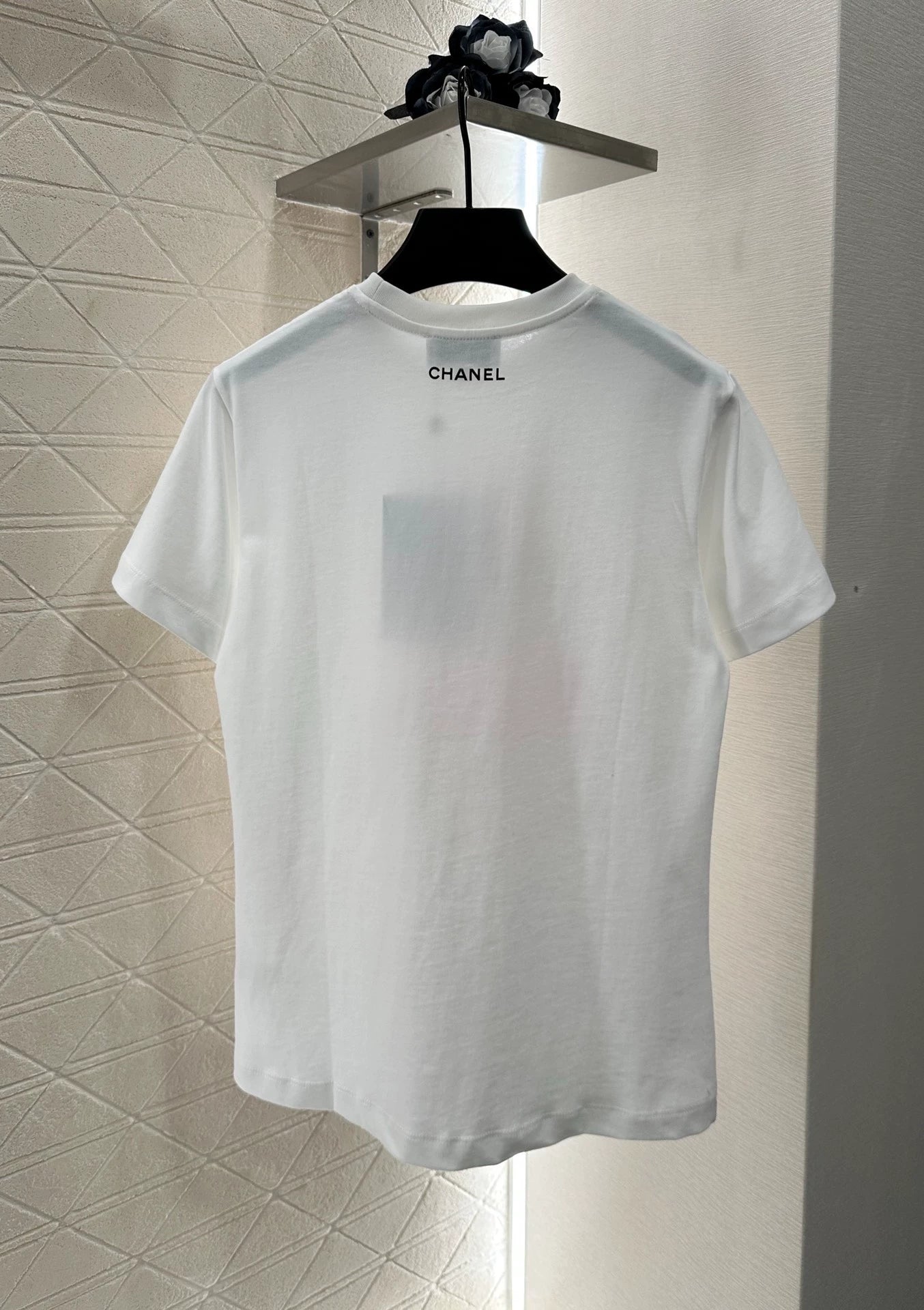 C 25 Crew neck, bag and doll print, pearl T-shirt.