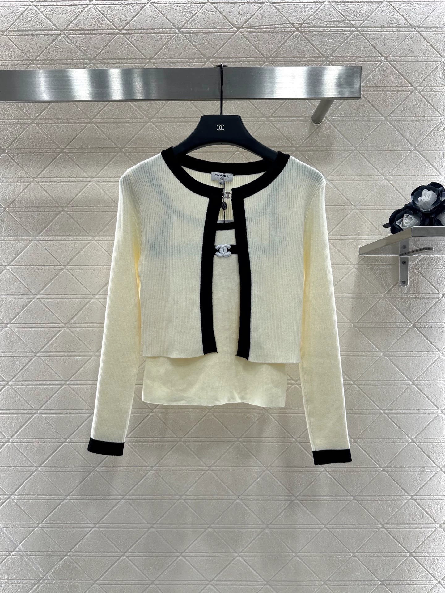 C 25 Two-piece knitted cardigan with suspenders