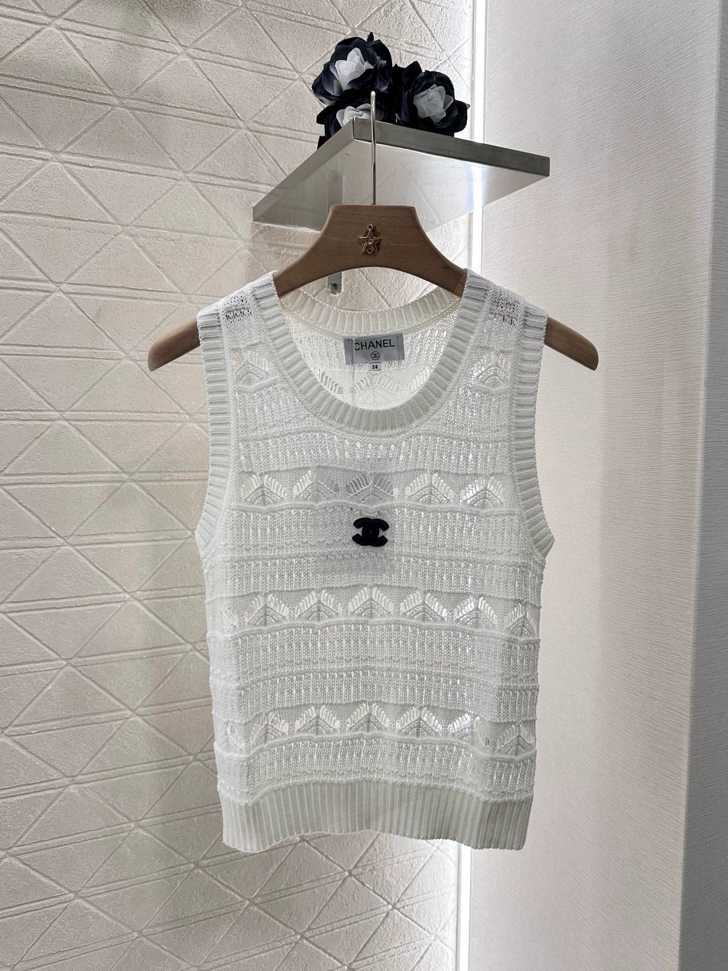 C 25 Openwork Floral Knit Vest