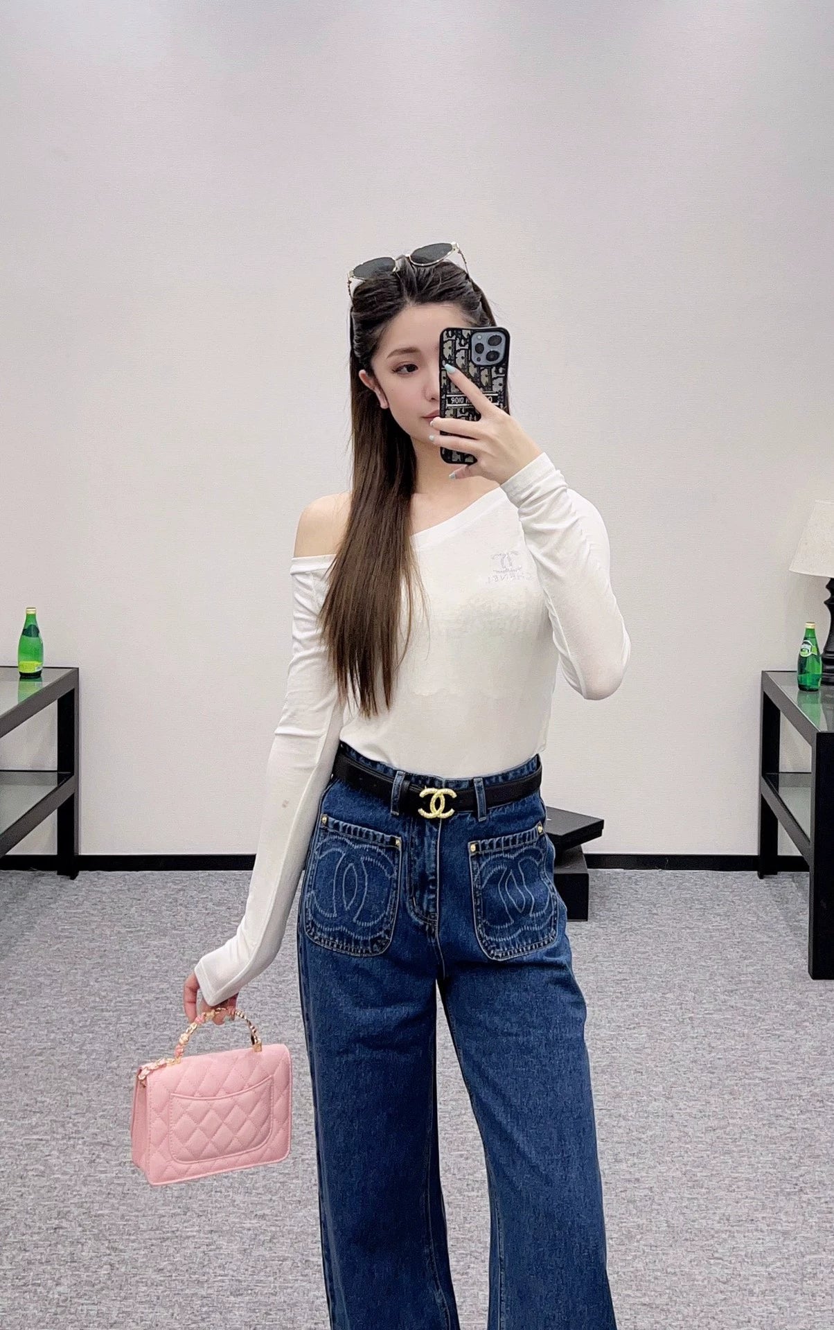 C 25 Slim-fitting, rhinestone-embellished, off-shoulder top.