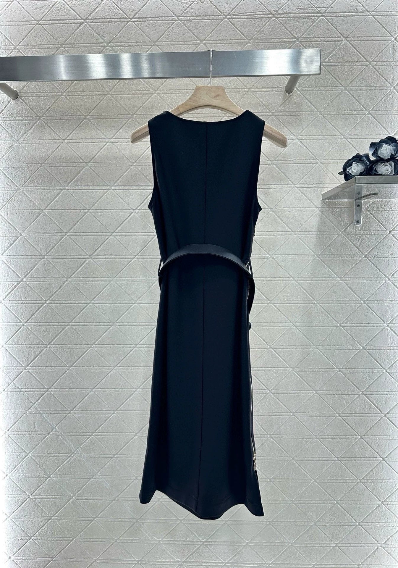1ou 25 Belted sleeveless dress
