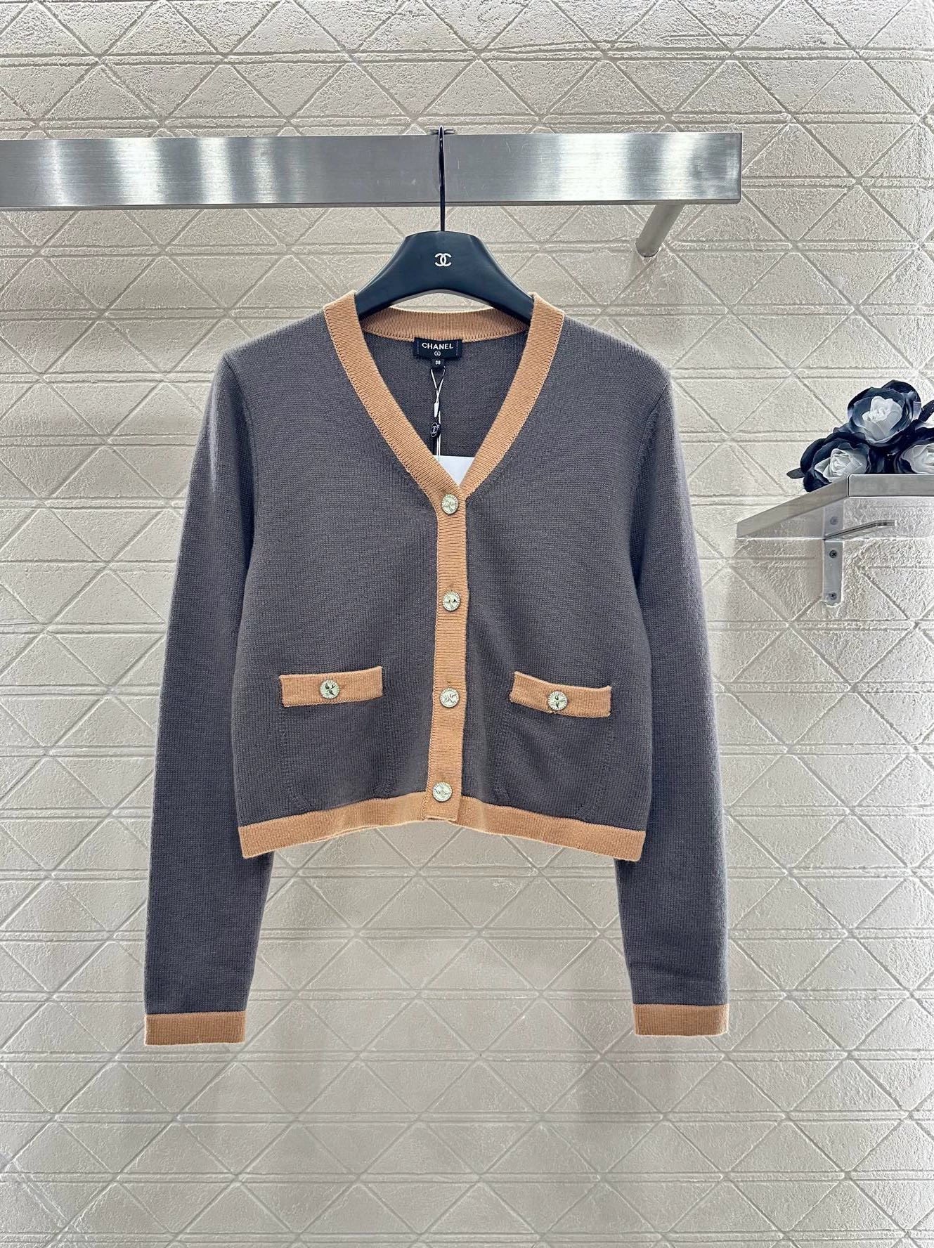C 25 Cropped long-sleeved knitted cardigan