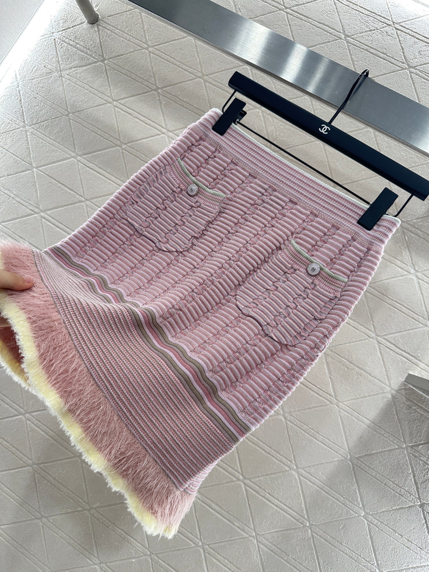 C 25 Contrast color knitted hip skirt